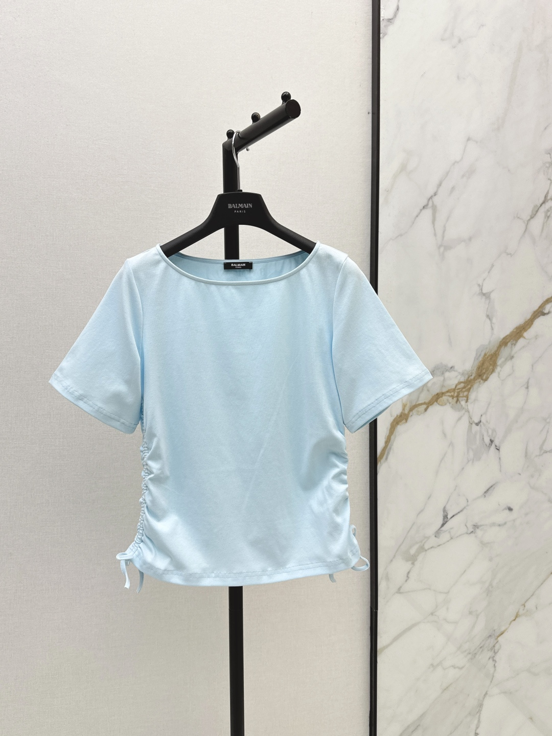 NO:856539,Summer style sense, fashionable niche design 26Ss————The latest spring and summer T-shirt with double-sided drawstring pleat design. One-line collar design easily reveals the collarbone. Especially slim. Drawstring design on both sides. Good pleat feeling. Practical to cover the belly. Fashionable and stylish. Back-up letter logo printing embellishment. Two colors are available for sale now, sml, tees, t-shirt,19860909夏季造型感 时髦小众设计 26Ss————春夏最新款双侧抽绳褶皱设计T恤 一字领设计 轻松显露锁骨 特别显瘦 双侧是抽绳设计 褶皱感很好 遮住小肚腩实用感 时髦有型 后备字母logo印花点缀 两色现货发售sml,,tees，t-shirt,,Women's clothing