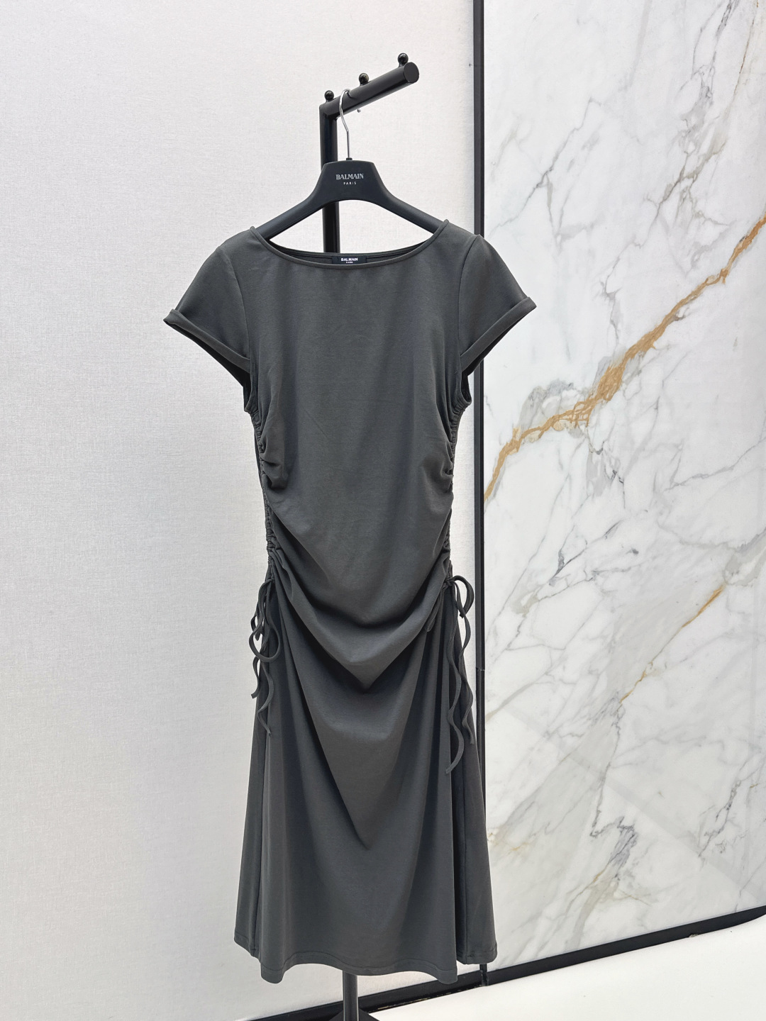 NO:856459,Summer styling sense, fashionable niche design 26Ss————The latest spring and summer dress with double-sided drawstring pleat design. A very slim skirt. One-line collar design. Easily reveals collarbones. Especially slim. Drawstring design on both sides. Good pleat feeling. Practical to cover the belly. Fashionable and stylish. Back-up letter logo printing embellishment. Two colors ready for sale sml,,skirts,19860909夏季造型感 时髦小众设计 26Ss————春夏最新款双侧抽绳褶皱设计连衣裙 显瘦超绝的裙子 一字领设计 轻松显露锁骨 特别显瘦 双侧是抽绳设计 褶皱感很好 遮住小肚腩实用感 时髦有型 后备字母logo印花点缀 两色现货发售sml,,skirts,,Women's clothing