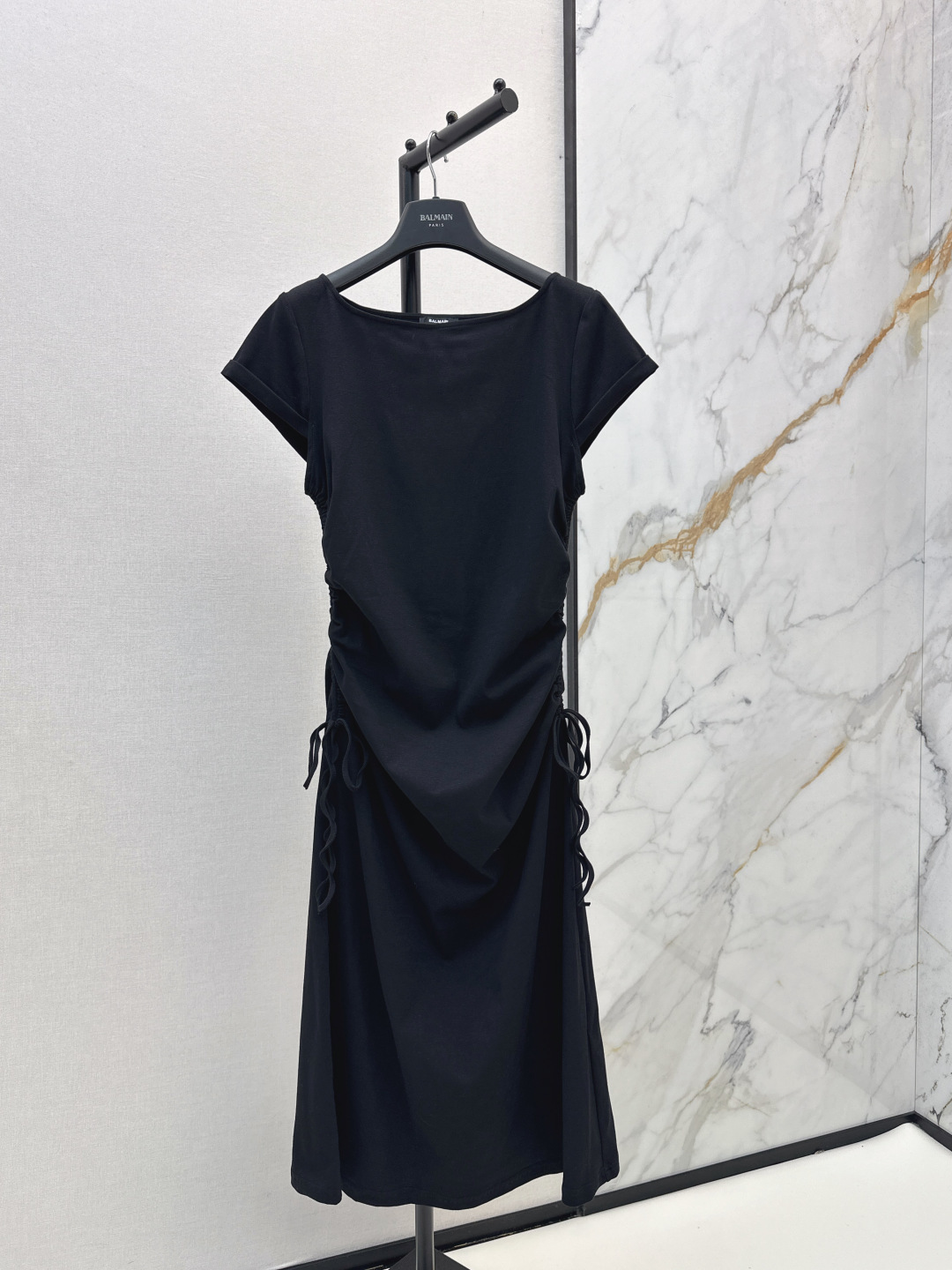 NO:856470,Summer styling sense, fashionable niche design 26Ss————The latest spring and summer dress with double-sided drawstring pleat design. A very slim skirt. One-line collar design. Easily reveals collarbones. Especially slim. Drawstring design on both sides. Good pleat feeling. Practical to cover the belly. Fashionable and stylish. Back-up letter logo printing embellishment. Two colors ready for sale sml,,skirts,19860909夏季造型感 时髦小众设计 26Ss————春夏最新款双侧抽绳褶皱设计连衣裙 显瘦超绝的裙子 一字领设计 轻松显露锁骨 特别显瘦 双侧是抽绳设计 褶皱感很好 遮住小肚腩实用感 时髦有型 后备字母logo印花点缀 两色现货发售sml,,skirts,,Women's clothing
