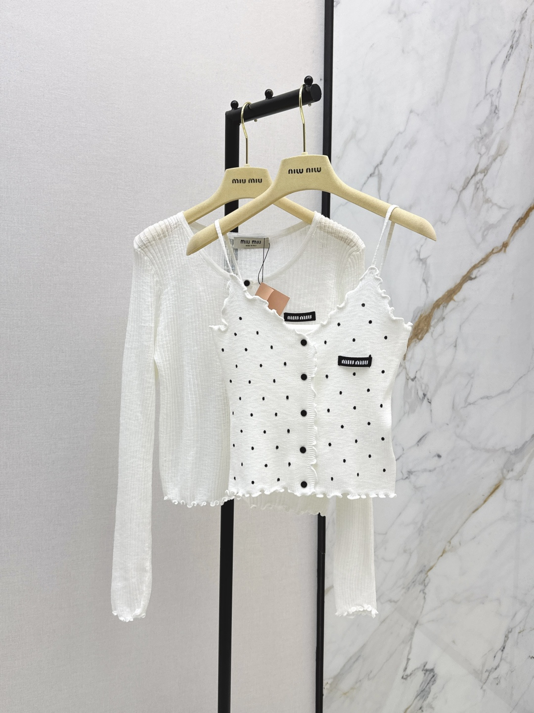 NO:856480,Miu 26Ss————The latest spring and summer pure lust style slim two-piece long-sleeved sweater made of soft knitted fabric. Comfortable and breathable. Very suitable for spring and autumn. Full of college style. The slim fit can easily cover the flesh and look slim. It can be easily used for commuting and dating. Two colors are available for sale sml,,miumiu,19860909Miu 26Ss————春夏最新款纯欲风修身两件套长袖针织衫柔软针织面料 舒适透气 春秋季节超适合 学院风满满 修身版型轻松遮肉显瘦 通勤约会日常都能轻松驾驭 两色现货发售sml,,miumiu,,Women's clothing