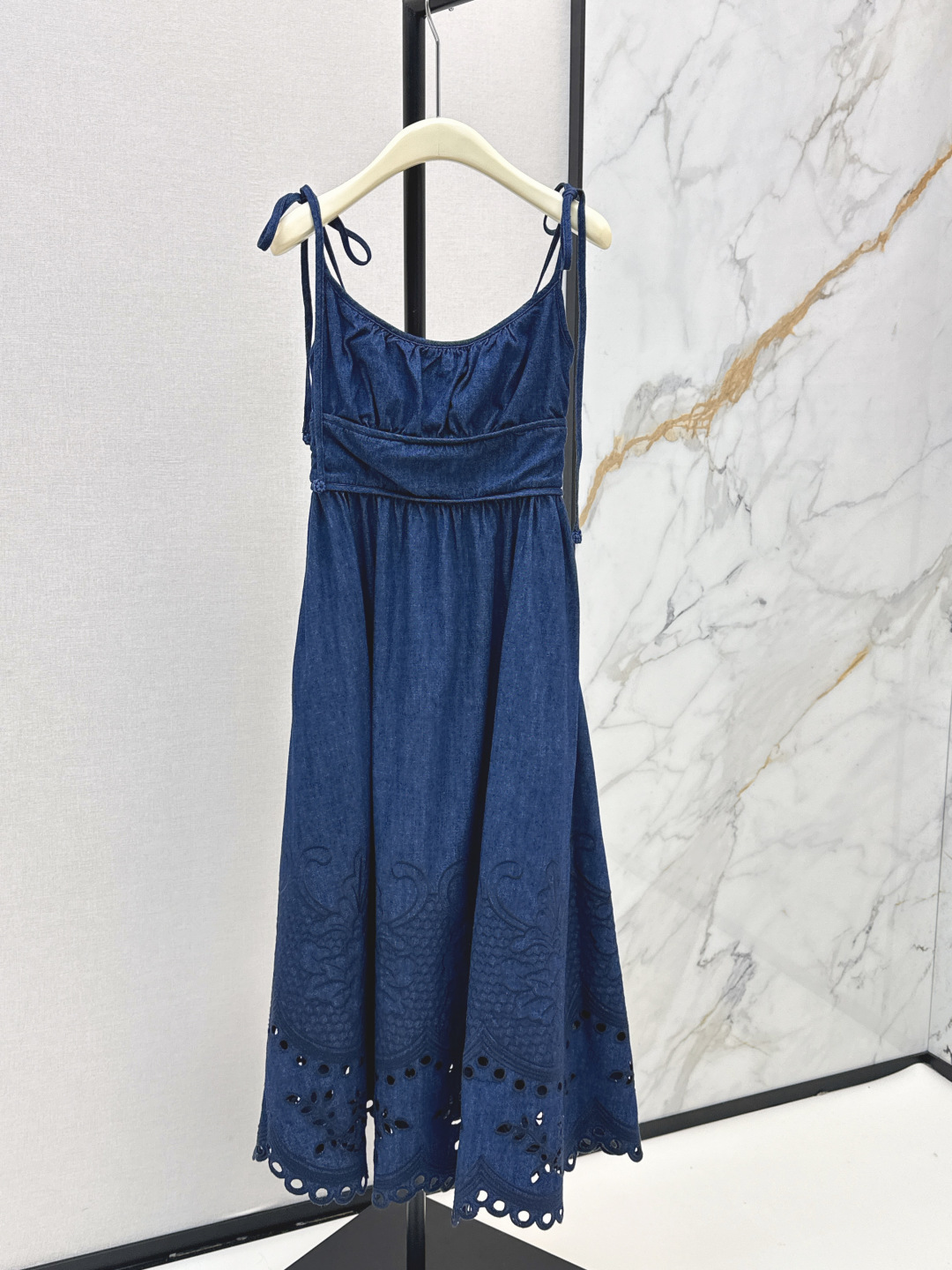 NO:856500,Zim 26Ss————The latest spring and summer heavy craftsmanship all-over embroidered denim suspender long dress. Customized floral hollow embroidered denim fabric with wide and comfortable texture. Exquisite shell oo lace. Lace-up design. Strapless waist. A-line skirt. The upper body is casual and versatile. Casual, elegant and romantic temperament. Two colors are available for sale sml,,skirts,19860909Zim 26Ss————春夏最新款重工艺通体刺绣牛仔吊带长款连衣裙定制花卉镂空刺绣牛仔面料质感挺阔舒适 精致的贝壳oo花边 系带设计抹胸收腰A字裙摆 版型上身随性百搭 休闲优雅浪漫气质 两色现货发售sml,,skirts,,Women's clothing