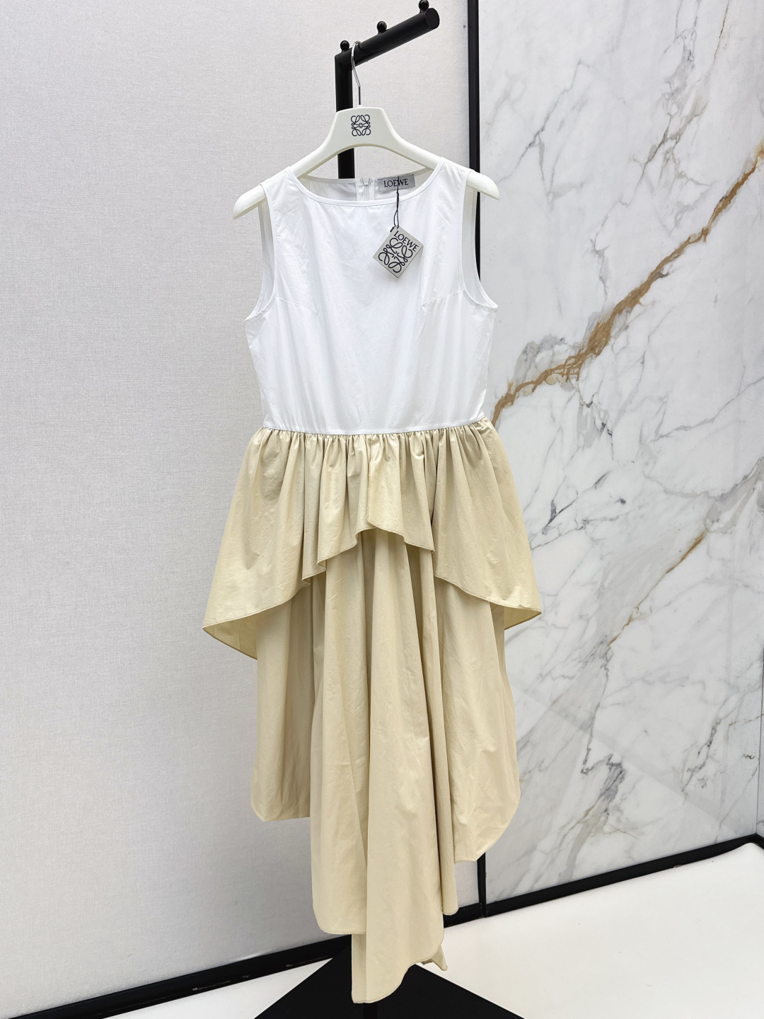 NO:856509,Loe 26Ss————The latest spring and summer vacation series color-blocked vest, irregular pleated puffy dress, one-line round neck, pleated layered tailoring, asymmetrical drape skirt design, casual and fashionable ~ simple girly holiday style, 100% poplin cotton fabric, very suitable for summer wear. Two colors are available in stock smm,,loewe,skirts,19860909Loe 26Ss————春夏最新款度假系列拼色背心不规则褶皱蓬蓬连衣裙一字圆领 褶皱层次剪裁不对称垂坠裙摆设计随性时髦～简约少女度假风 百分百府绸棉面料 很适合夏日穿搭 两色现货发售smm,,loewe,skirts,,Women's clothing