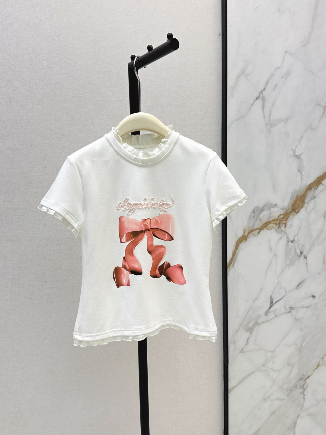 NO:856517,Fashionable niche design 26Ss - the latest sweet and spicy bow printed short-sleeved T-shirt for spring and summer. Soft cotton fabric, comfortable and breathable to wear. Three-dimensional bow + beaded letters on the chest are full of sophistication. It has a gentle and sweet atmosphere. The ruffled cuffs and hem are sweet and slim. The short cut optimizes body proportions. It can be easily used for daily outings and dates. Two colors in stock, sml, T-shirt, tees, t-shirt,19860909时髦小众设计 26Ss———春夏最新款甜辣风蝴蝶结印花短袖T恤 柔软棉质面料穿着舒适透气 胸前立体蝴蝶结+钉珠字母精致感满满 自带温柔的甜美氛围 荷叶边袖口和下摆甜美又显瘦 短款剪裁优化身材比例 日常出街 约会都能轻松驾 两色现货sml,,T-shirt,tees，t-shirt,,Women's clothing