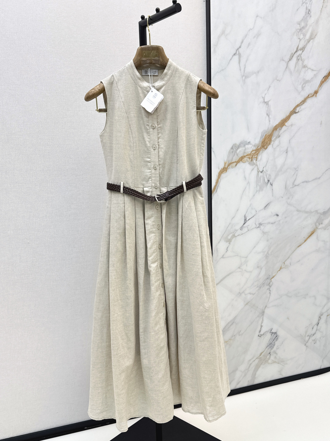 NO:856544,Bc 26Ss————The latest Italian minimalist style long linen dress for spring and summer. It can be used for exquisite commuting or fashionable outings. The lapel design modifies the neck. It shows a small face. A super practical dress. The length is below the knee. It shows the thinnest ankle part. It is particularly slim. A little expert in hiding flesh. Paired with an exquisite belt to divide the golden proportion figure. Two colors are available for sale sml,, skirts, gold,19860909Bc 26Ss————春夏最新款意式极简风长款亚麻连衣裙 可精致通勤也可时髦出街 翻领设计修饰颈脖 显脸小 超级实穿的连衣裙 长度在膝盖以下 露出最瘦的脚踝部分 特别显瘦 藏肉小能手 搭配精致腰带分割黄金比例身材 两色现货发售sml,,skirts,gold,,Women's clothing