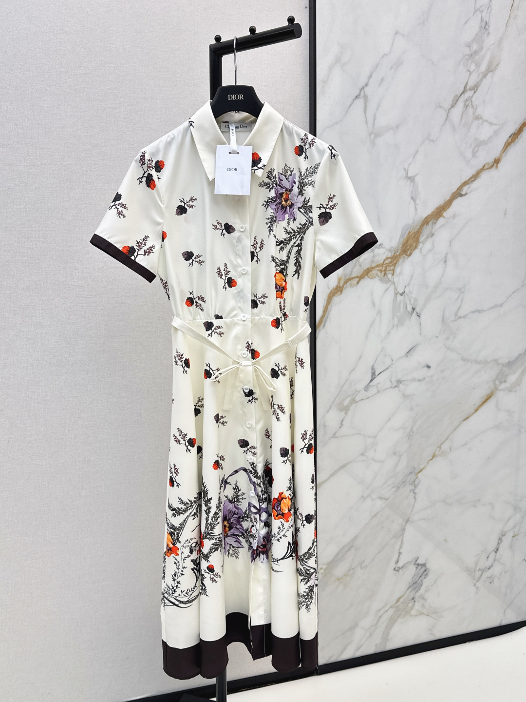 NO:858005,CD 26Ss————The latest spring and summer flower pattern print dress. The upper body is full of fashionable and high-end sense and has its own aura. The fabric texture is very nice, fashionable and high-end. The color is super positive. The upper body is white and slim. It has a cool and handsome classic series. It has wind when walking. The upper body has a full aura. The length is just right and easy to control. One color ready for sale sml,,skirts,19860909CD 26Ss————春夏最新款花卉图案印花连衣裙 上身就是满满的时髦高级感自带气场 面料质感很奈斯 时髦又高级 颜色超级正 上身显白又显瘦 自带酷帅感的经典系列 走路都带风 上身气场全开 长度恰到好处 轻松驾驭 一色现货发售sml,,skirts,,Women's clothing