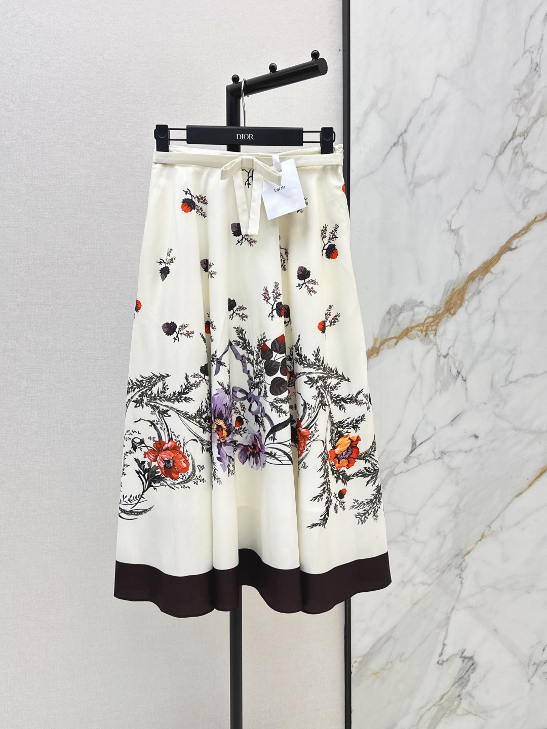 NO:858016,CD 26Ss————The latest floral pattern umbrella skirt for spring and summer, a very thoughtful one. The upper body is cool and sassy. It is made of customized high-quality fabrics. The texture is fine and the cotton feels natural. It has a muscular yet soft feel. It is neat and three-dimensional. It is available in one color. sml,,skirts,19860909CD 26Ss————春夏最新款花卉图案伞状半裙非常用心的一款 上身又酷又飒爽 采用定制高品质面料 纹理细腻棉感自然 既有筋骨感又不失柔软 利落立体剪裁 一色现货发售sml,,skirts,,Women's clothing