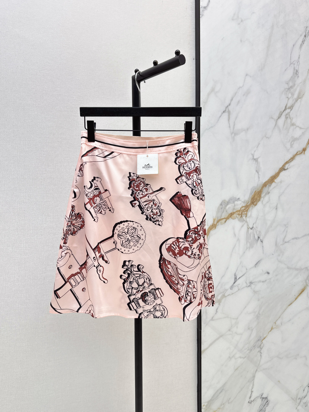NO:858033,Her 26Ss————The latest printed silk skirt in early spring, 100% silk fabric, retro and fashionable, low-key temperament, luxurious and high-end, versatile and not picky, customized technical fabrics, the workmanship quality depends on the details, a must-have for white, rich and beautiful, one color available for sale smlxl,,skirts,real silk,19860909Her 26Ss————早春最新款印花真丝半裙百分百真丝面料 复古时髦 低调气质又奢华高级 版型百搭不挑人 定制科技面料 做工品质看细节 白富美必入 一色现货发售smlxl,,skirts,real silk,,Women's clothing