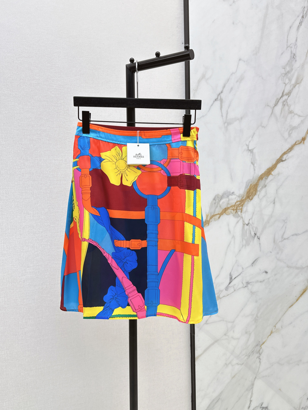 NO:858040,Her 26Ss————The latest printed silk skirt in early spring, 100% silk fabric, retro and fashionable, low-key temperament, luxurious and high-end, versatile and not picky, customized technical fabrics, the workmanship quality depends on the details, a must-have for white, rich and beautiful, one color available for sale smlxl,,skirts,real silk,19860909Her 26Ss————早春最新款印花真丝半裙百分百真丝面料 复古时髦 低调气质又奢华高级 版型百搭不挑人 定制科技面料 做工品质看细节 白富美必入 一色现货发售smlxl,,skirts,real silk,,Women's clothing