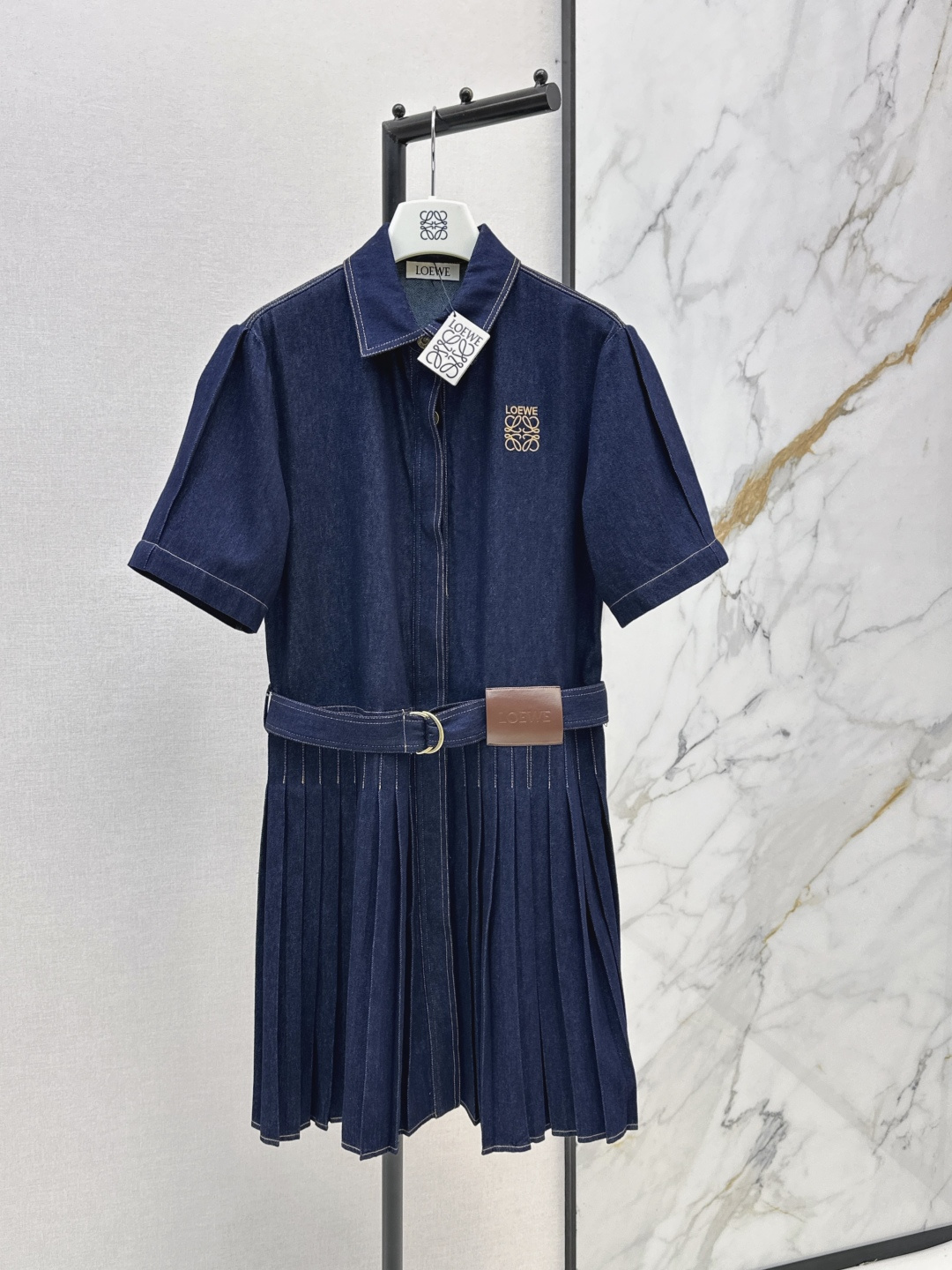 NO:858083,Loe 26Ss————The latest spring and summer denim dress with leather brand decoration, super fashionable new denim denim. The upper body is cool and sassy with fermentation-washed personalized tones. It is made of customized high-quality twill cotton washed denim fabric with fine texture and natural cotton feel. The classic color of fermentation-washed color is not picky and super beautiful. One color ready for sale sml,, loewe, skirts,19860909Loe 26Ss————春夏最新款皮牌装饰牛仔连衣裙超时髦新款丹宁牛仔 酵洗个性色调上身又酷又飒爽 采用定制高品质斜纹棉质水洗牛仔面料纹理细腻棉感自然 酵洗色不挑人的经典色超级漂亮 一色现货发售sml,,loewe,skirts,,Women's clothing