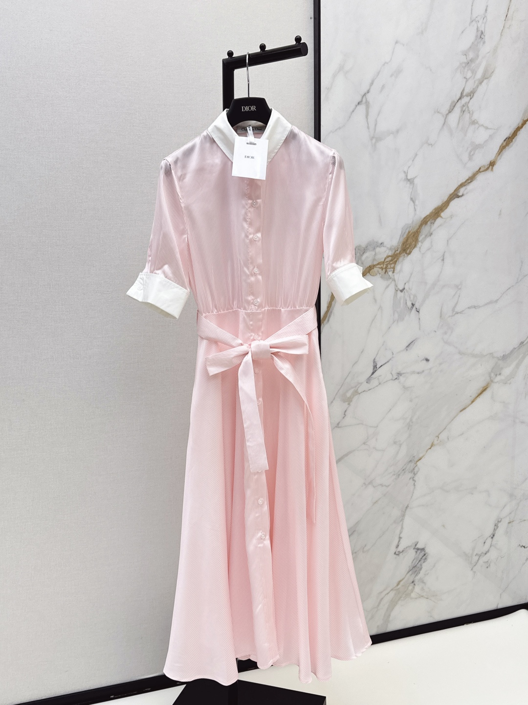 NO:858095,CD 26Ss————The latest pink striped long dress in spring and summer. The upper body is full of fashion and high-end and has its own aura. The fabric texture is very nice, fashionable and high-end. The color is super positive. The upper body is white and slim. It has a cool and handsome classic series. It has wind when walking. The upper body has full aura. The length is just right and easy to control. One color ready for sale smlxl,,skirts,19860909CD 26Ss————春夏最新款粉色条纹长款连衣裙上身就是满满的时髦高级感自带气场 面料质感很奈斯 时髦又高级 颜色超级正 上身显白又显瘦 自带酷帅感的经典系列 走路都带风 上身气场全开 长度恰到好处 轻松驾驭 一色现货发售smlxl,,skirts,,Women's clothing