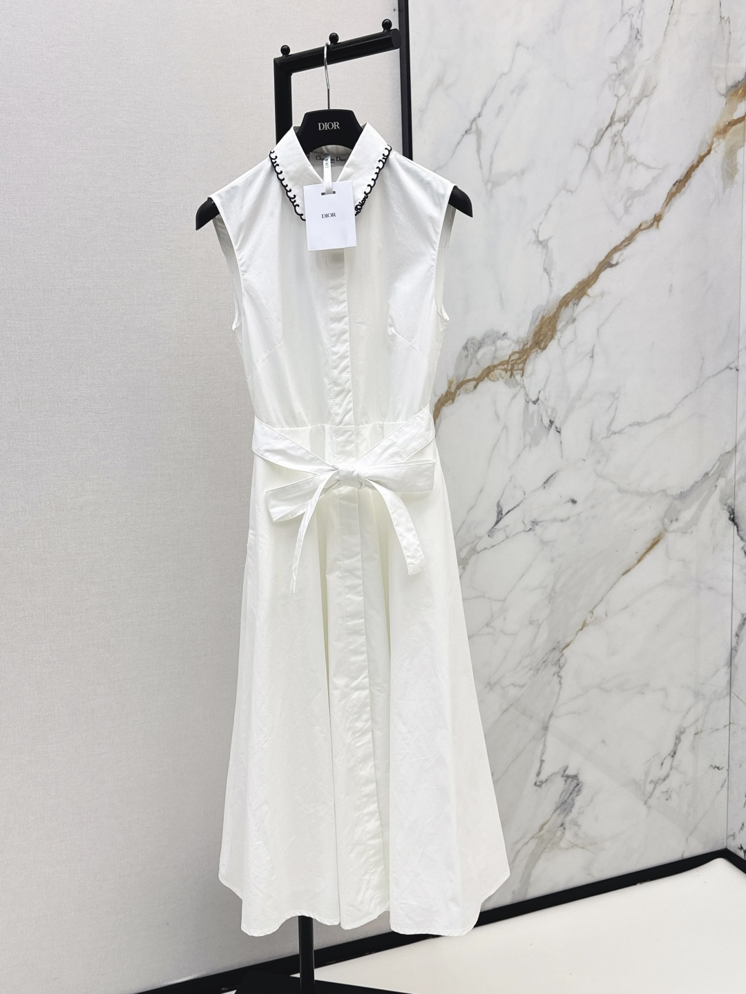 NO:858107,CD 26Ss————The latest spring and summer long dress with contrasting colors and embroidery has a super western style. The upper body is casually high-end and effortlessly fashionable. The overall shape is simple and elegant. The silhouette is comfortable to wear. It is intellectual and atmospheric. It creates a cool and high-end feeling. One color ready for sale smlxl,,skirts,19860909CD 26Ss————春夏最新款撞色镶边刺绣长款连衣裙版型超洋气 上身就一整个不经意的高级 毫不费力的时髦 整体简约大方 廓形穿着舒适 知性大气 打造飒爽高级感 一色现货发售smlxl,,skirts,,Women's clothing