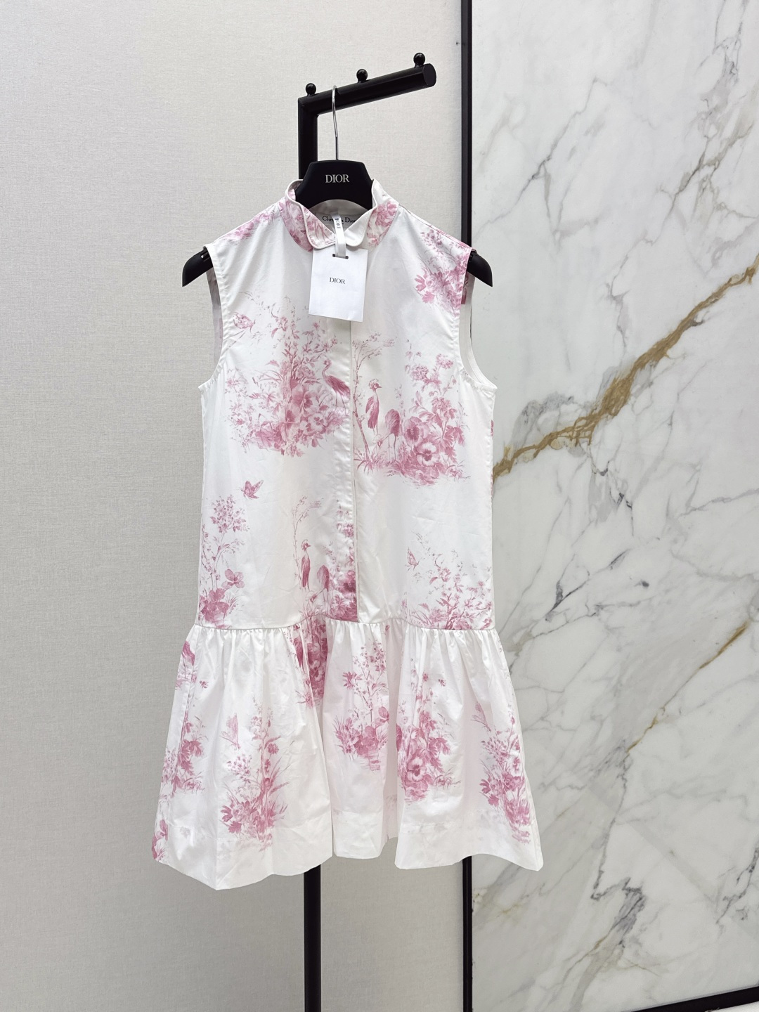 NO:858027,CD 26Ss - the latest spring and summer floral pattern sleeveless dress, the upper body is full of fashionable and high-end, and has its own aura. The fabric texture is very nice, fashionable and high-end, and the color is super positive. The upper body is white and slim. It is a classic series with a cool and handsome feeling. The upper body is full of aura when walking. The length is just right and easy to control. One color ready for sale smlxl,,skirts,19860909CD 26Ss———春夏最新款花卉图案无袖连衣裙上身就是满满的时髦高级感自带气场 面料质感很奈斯 时髦又高级 颜色超级正 上身显白又显瘦 自带酷帅感的经典系列 走路都带风 上身气场全开 长度恰到好处 轻松驾驭 一色现货发售smlxl,,skirts,,Women's clothing