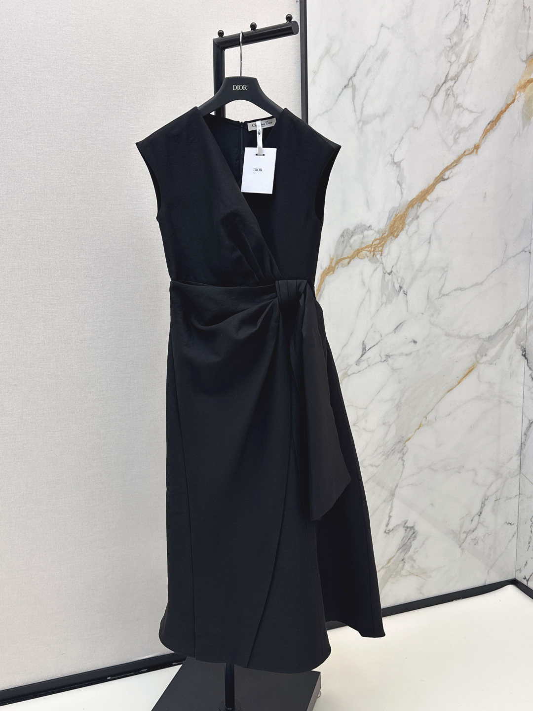 NO:858034,CD 26Ss - the latest sleeveless dress with side strap design in early autumn. Customized silk wool fabric. The upper body is full of fashionable and high-end sense and has its own aura. The texture of the fabric is very nice, fashionable and high-end. The color is super positive. The upper body is white and slim. It has a cool and handsome classic series. It walks with wind. The upper body has full aura. The length is just right and easy to control. One color ready for sale smlxl,,skirts,19860909CD 26Ss———早秋最新款侧边绑带设计无袖连衣裙 定制丝毛面料 上身就是满满的时髦高级感自带气场 面料质感很奈斯 时髦又高级 颜色超级正 上身显白又显瘦 自带酷帅感的经典系列 走路都带风 上身气场全开 长度恰到好处 轻松驾驭 一色现货发售smlxl,,skirts,,Women's clothing