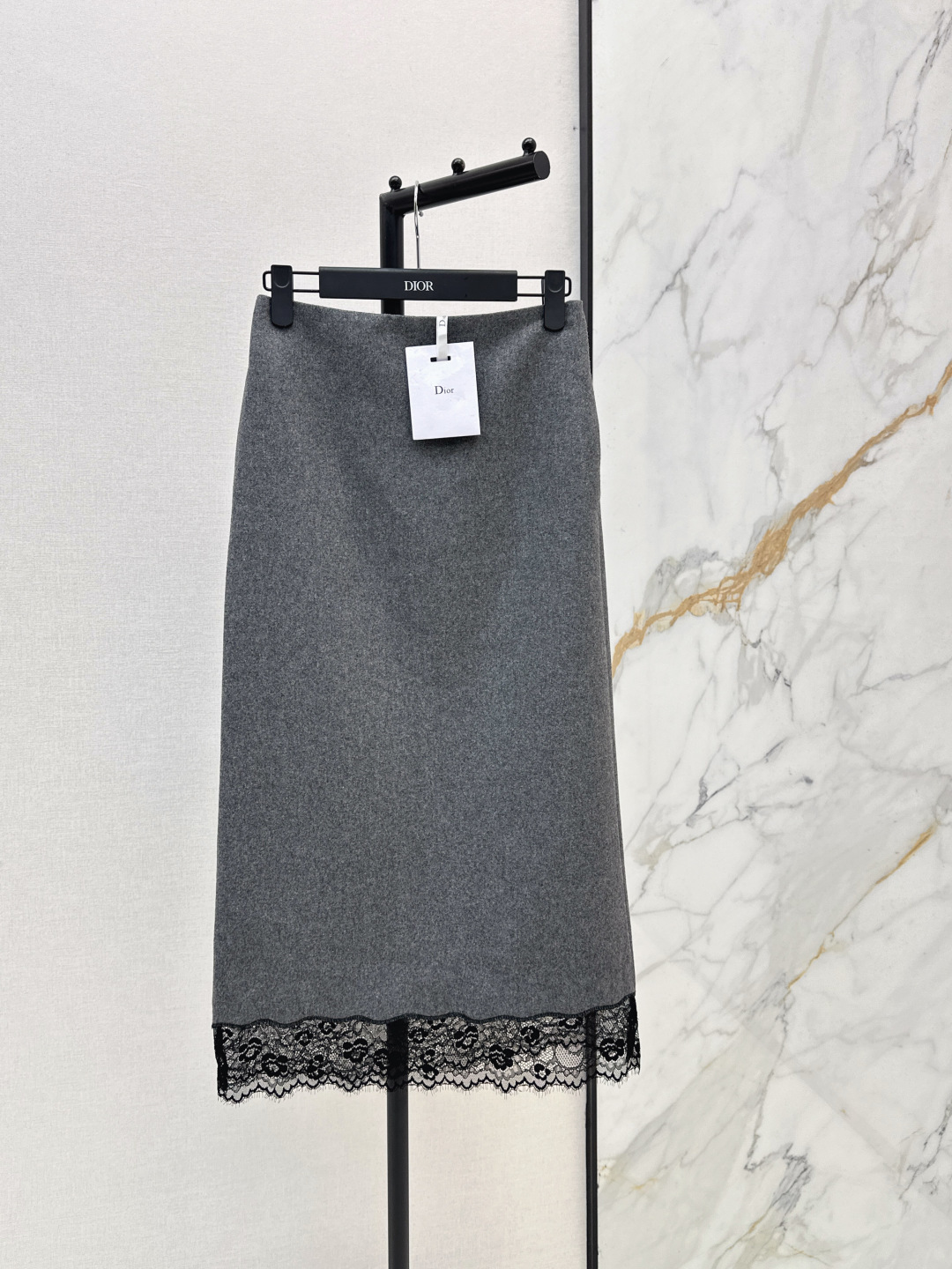 NO:858041,CD 26Ss————The latest high-end gray spliced ​​lace skirt in early autumn. It is classic and stylish. It has its own aura. The texture of the fabric is very nice. It is fashionable and high-end. The color is super positive. The upper body is white and slim. It has a cool and handsome series. The upper body is full of aura when walking. The length is just right and easy to control. One color ready for sale smlxl,,skirts,19860909CD 26Ss————早秋最新款高级灰拼接蕾丝半裙 经典又有型 自带气场 面料质感很奈斯 时髦又高级 颜色超级正 上身显白又显瘦 自带酷帅感的系列 走路都带风上身气场全开 长度恰到好处 轻松驾驭 一色现货发售smlxl,,skirts,,Women's clothing
