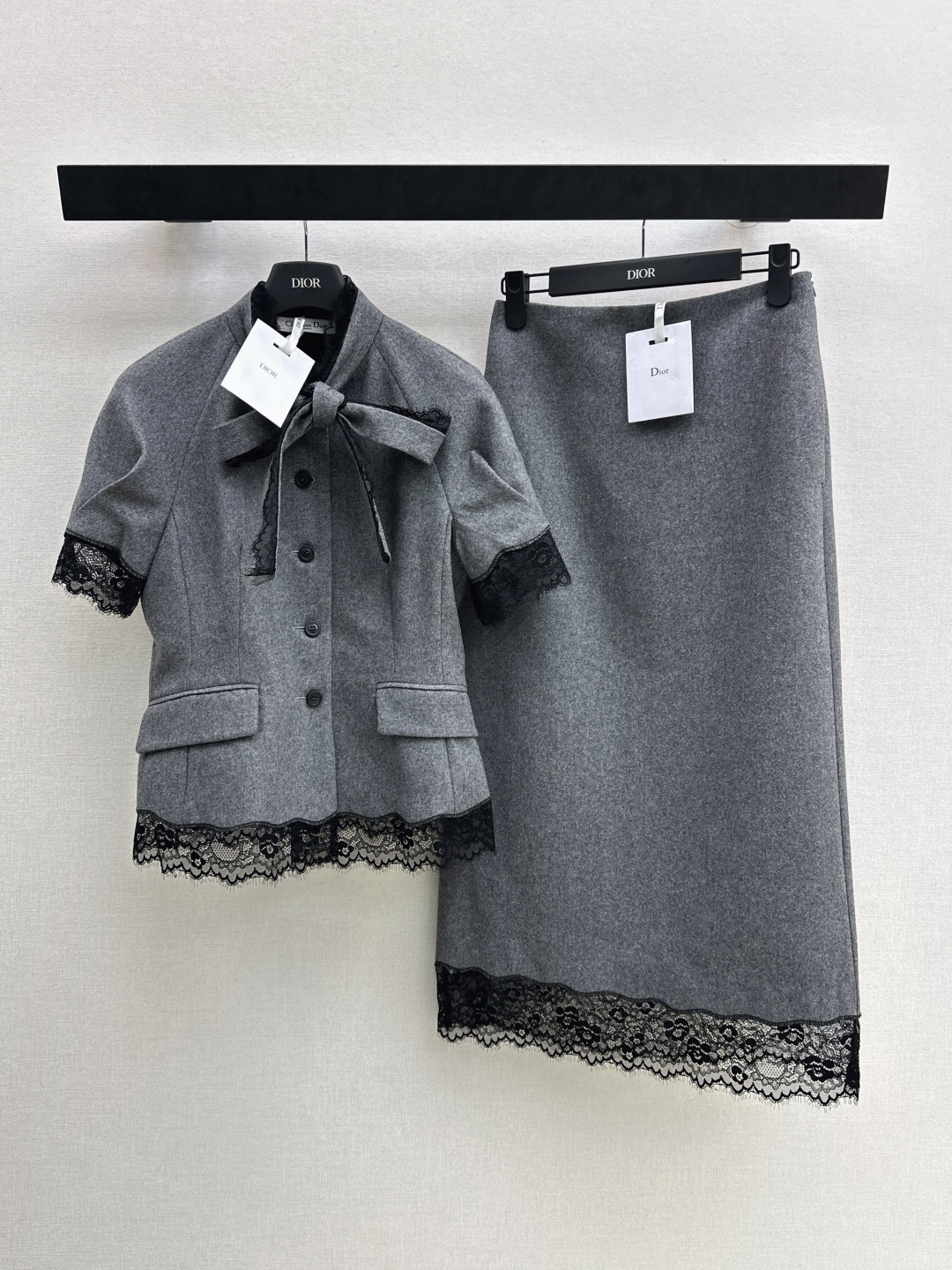 NO:858049,CD 26Ss————The latest early autumn high-end gray splicing lace ribbon top is classic and stylish. It has its own aura. The fabric texture is very nice. It is fashionable and high-end. The color is super positive. The upper body looks white and slim. It has a cool and handsome feeling series. The upper body has a full aura when walking. The length is just right. It is easy to control. One color ready for sale smlxl,,19860909CD 26Ss————早秋最新款高级灰拼接蕾丝飘带上衣经典又有型 自带气场 面料质感很奈斯 时髦又高级 颜色超级正 上身显白又显瘦 自带酷帅感的系列 走路都带风上身气场全开 长度恰到好处 轻松驾驭 一色现货发售smlxl,,,Women's clothing