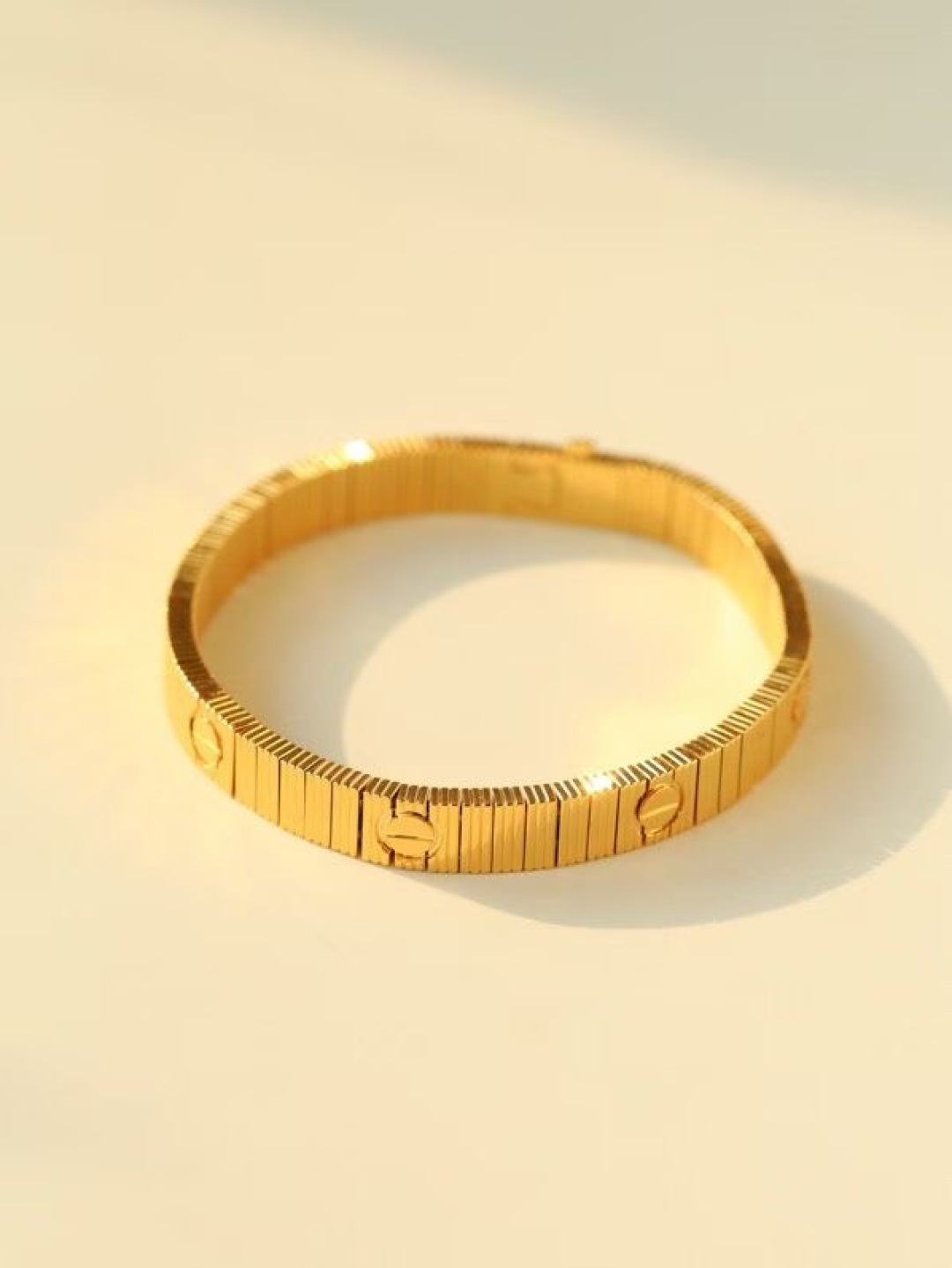 NO:714408,Cartier Love Unlimited series is coming!  The material is gold-plated copper, the texture is online, and the price is high. The color is silver/gold/rose gold. The size is selected according to the hand circumference. Customized craftsmanship, the texture is comparable to that of the counter. The details are in place, no one will understand unless you wear it outside. Celebrities Kimura Takuya, Li Xian, and Yi Yang Qianxi have all worn it!  ,,cartier,gold plating,Cartier high-end jewelry19860909卡地亚Love Unlimited 系列来袭！ 材质铜镀金,质感在线,性价比高 颜色银色/金色/玫瑰金 尺码根据手围选 定制级工艺,质感堪比专柜 细节到位,戴出门不说没人懂 明星同款木村拓哉、李现、易烊千玺都戴过！,,cartier,gold plating,卡迪亚高端饰品,Jewelry