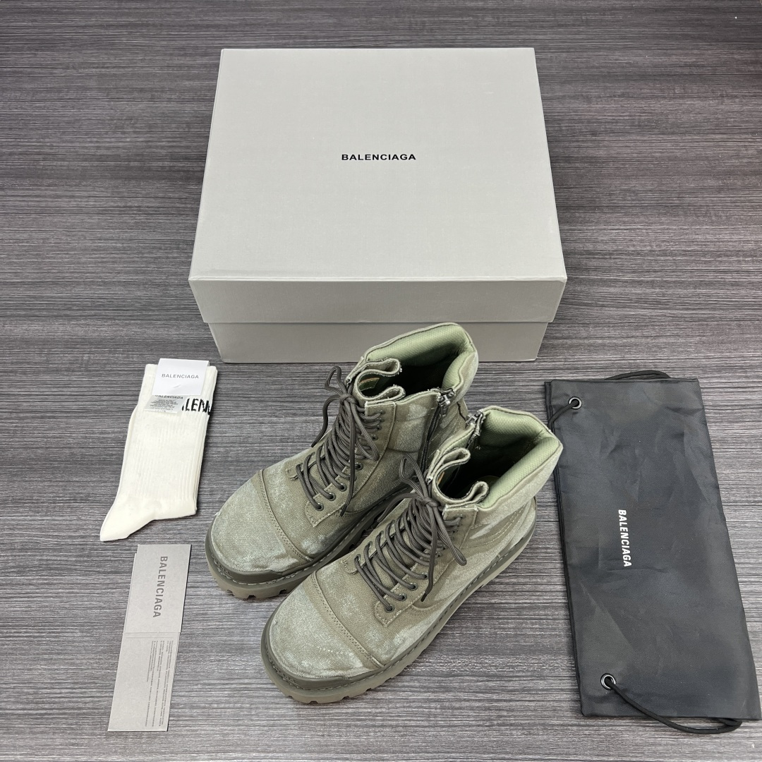 NO:423030,Pure original version of Balenciaga Combat Strike canvas round toe zipper boots men's military green. Balenciaga short boots classic square toe boots. The fabric is made of imported denim 5D painted. The inner wash cowhide is made of cowhide. The large sole is anti-slip rubber combination. The size is 39-46 (slim feet and one size smaller, 46 custom made without return). Boots, balenciaga, balenciaga, boots, cowhide19860909纯原版本Balenciaga巴黎世家 Combat Strike 帆布 圆头拉链 短靴 男款 军绿. 巴黎世家短靴经典之作方头短靴.面料采用进口牛仔布5D彩绘制作.内里水洗牛皮.大底防滑橡胶组合大底. 码数39-46（脚瘦拿小一码 46定做不退换）,靴子,balenciaga,balenciaga,boots,cowhide,Women's Shoes