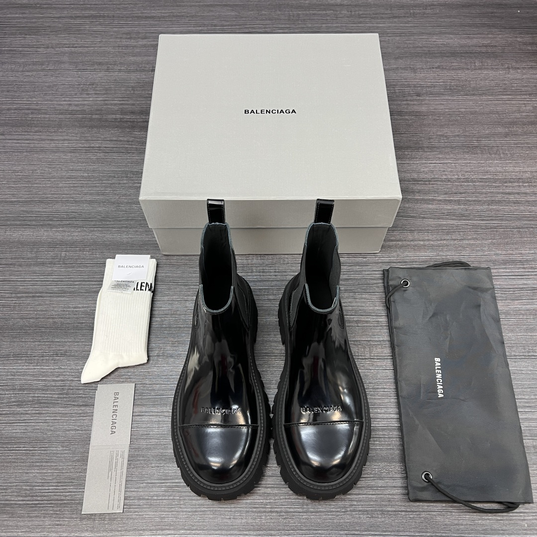 NO:423040,Pure original version of Balenciaga Trooper cowhide simple short boots for men black patent leather. Balenciaga short boots classic round-toe short boots. The fabric is made of imported patent leather. The inner wash cowhide. The large sole is anti-slip rubber combination. The size is 39-46 (slim feet, one size smaller, 46 custom made without return), boots, balenciaga, balenciaga, boots, cowhide19860909纯原版本Balenciaga巴黎世家 Trooper 牛皮简约短靴男款 黑色漆皮. 巴黎世家短靴经典之作圆头短靴.面料采用进口漆皮制作.内里水洗牛皮.大底防滑橡胶组合大底. 码数39-46（脚瘦拿小一码 46定做不退换）,靴子,balenciaga,balenciaga,boots,cowhide,Women's Shoes