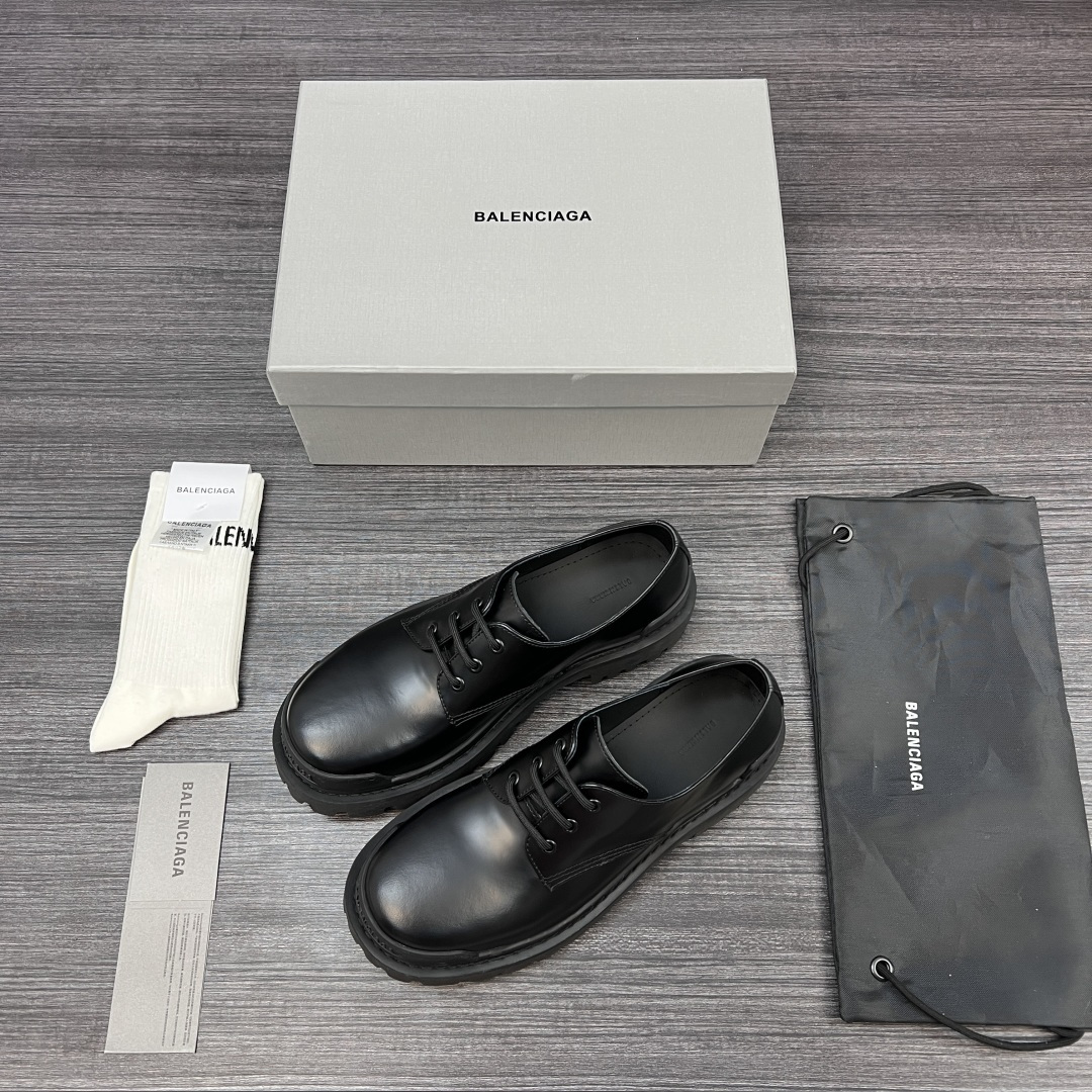 NO:423012,Pure original version of Balenciaga Strike top layer cowhide leather lace-up thick sole casual men's casual men's black. Balenciaga Derby shoes and leather shoes. The fabric is made of imported beaded cowhide. Washed cowhide inside. Unslip rubber combination sole. Size 39-46 (slim feet, one size smaller, 46 custom made without return), leather shoes, balenciaga, balenciaga, cowhide19860909纯原版本Balenciaga巴黎世家 Strike 头层牛皮牛皮革 系带厚底休闲 男士休闲 男款 黑色. 巴黎世家德比鞋皮鞋.面料采用进口开边珠牛皮制作.内里水洗牛皮.大底防滑橡胶组合大底. 码数39-46（脚瘦拿小一码 46定做不退换）,皮鞋,balenciaga,balenciaga,cowhide,Women's Shoes