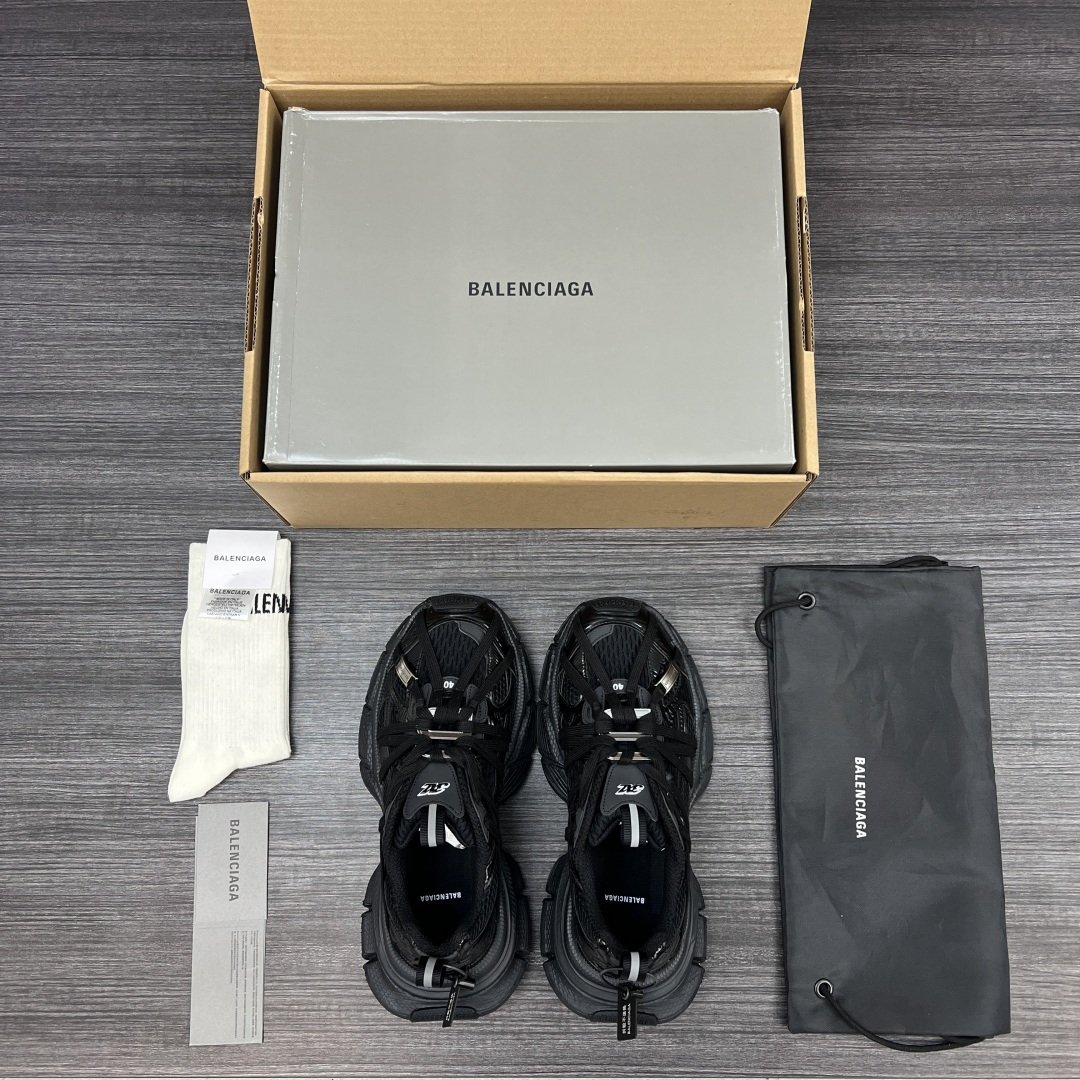 Balenciaga 纯 本Balenciaga巴黎世家 3XL扣式绑带 圆头系带 低帮 老爹鞋 黑色 在延续 Track Trainer 户外轮廓和复杂鞋面结构的同时