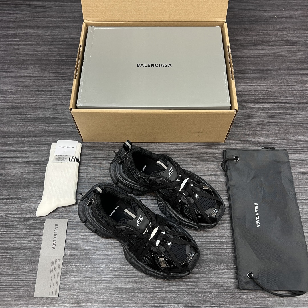 Balenciaga 纯 本Balenciaga巴黎世家 3XL扣式绑带 圆头系带 低帮 老爹鞋 黑色 在延续 Track Trainer 户外轮廓和复杂鞋面结构的同时