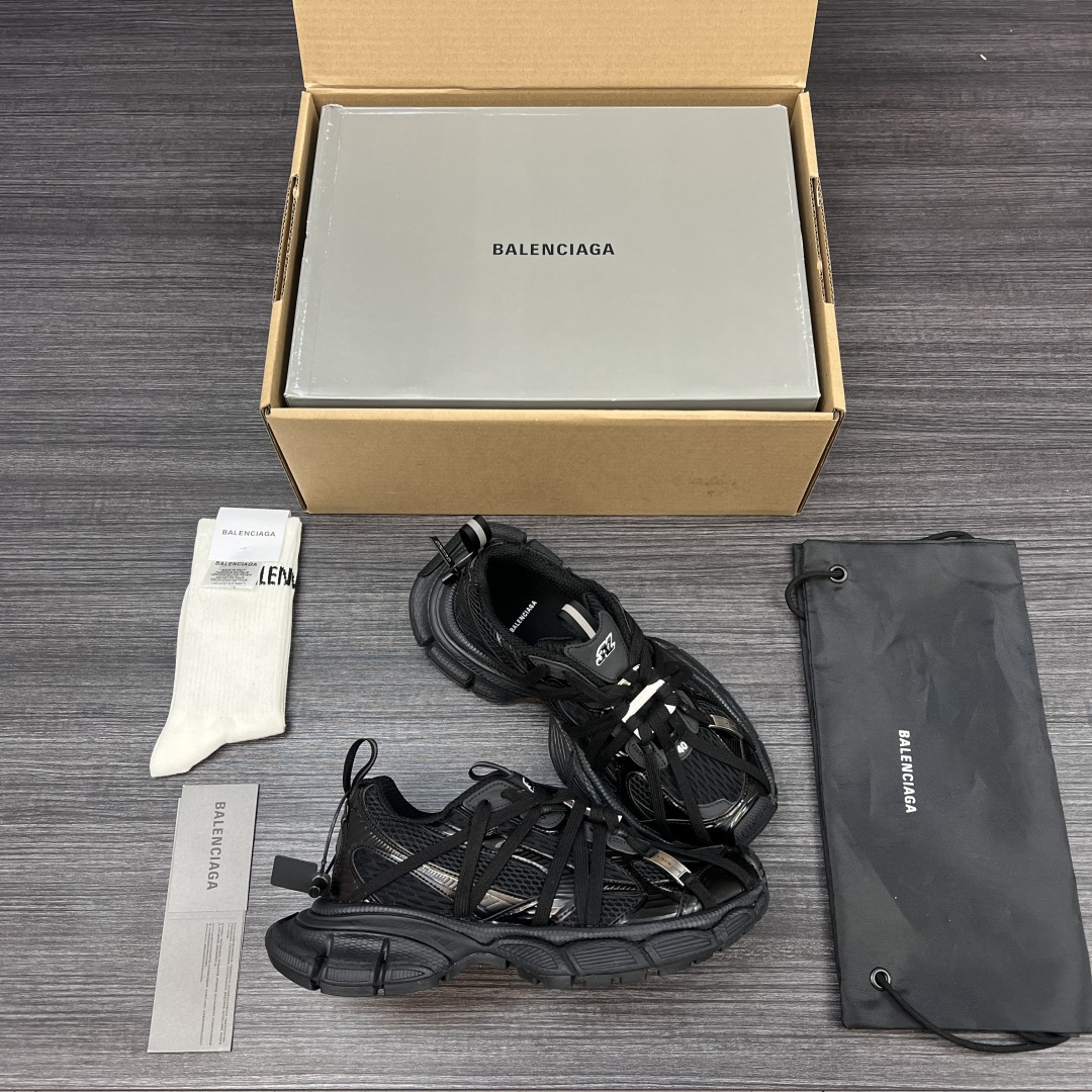 Balenciaga 纯 本Balenciaga巴黎世家 3XL扣式绑带 圆头系带 低帮 老爹鞋 黑色 在延续 Track Trainer 户外轮廓和复杂鞋面结构的同时