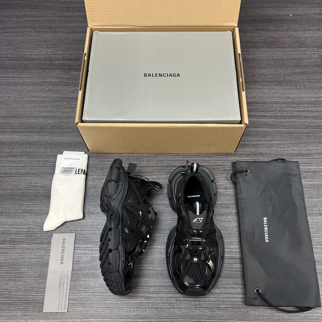 Balenciaga 纯 本Balenciaga巴黎世家 3XL扣式绑带 圆头系带 低帮 老爹鞋 黑色 在延续 Track Trainer 户外轮廓和复杂鞋面结构的同时