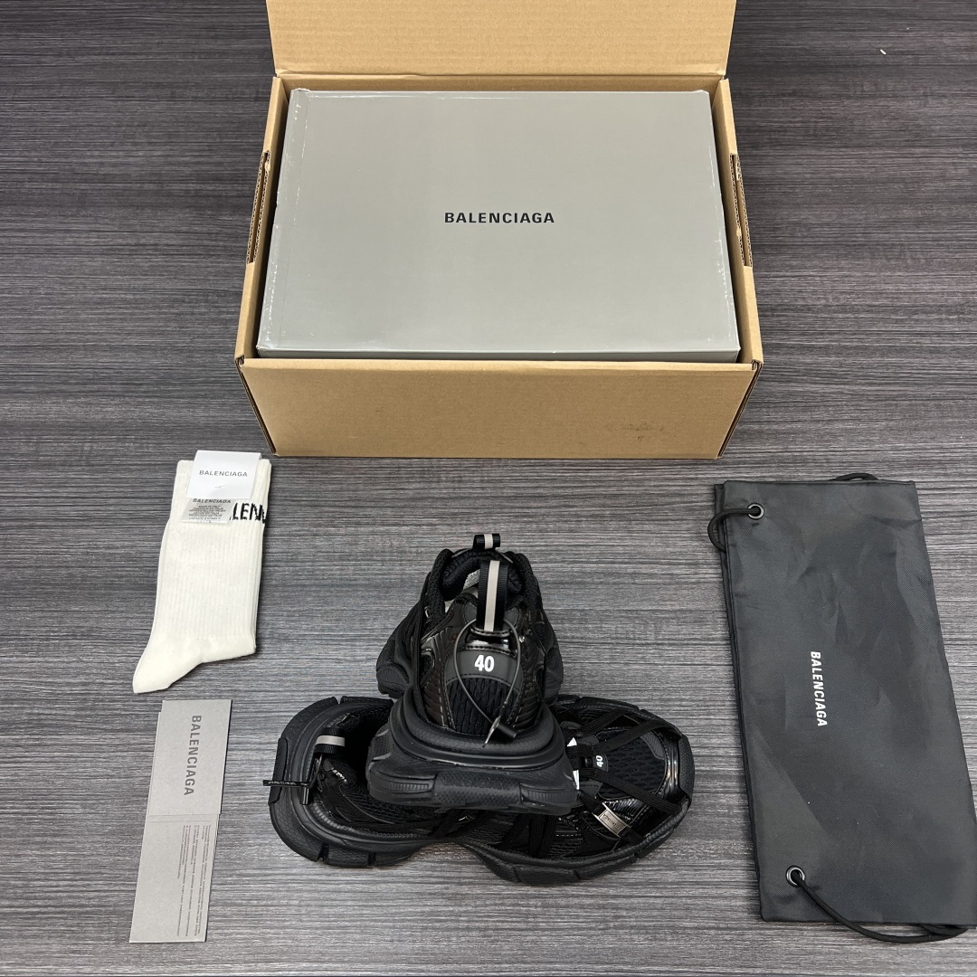 Balenciaga 纯 本Balenciaga巴黎世家 3XL扣式绑带 圆头系带 低帮 老爹鞋 黑色 在延续 Track Trainer 户外轮廓和复杂鞋面结构的同时