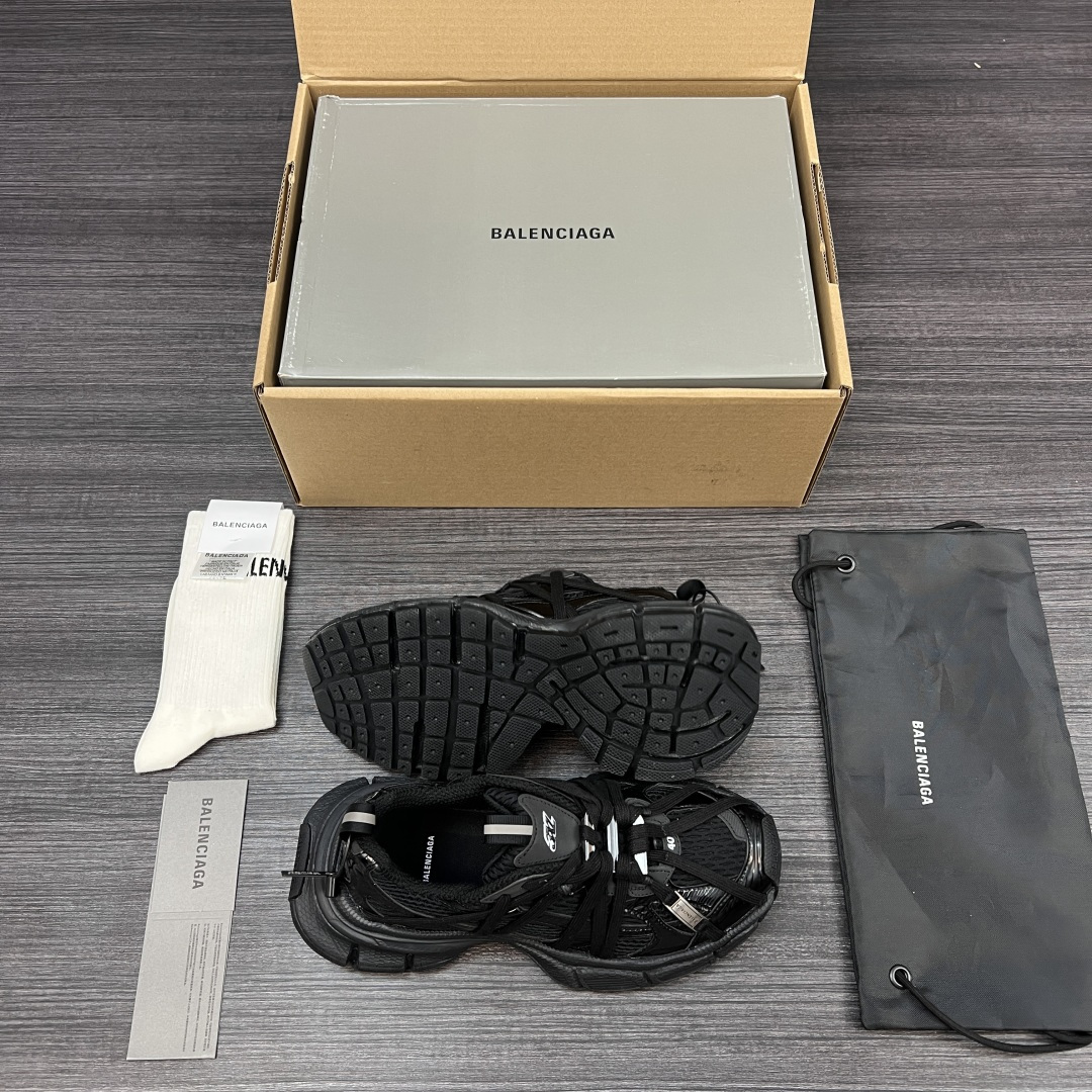 Balenciaga 纯 本Balenciaga巴黎世家 3XL扣式绑带 圆头系带 低帮 老爹鞋 黑色 在延续 Track Trainer 户外轮廓和复杂鞋面结构的同时
