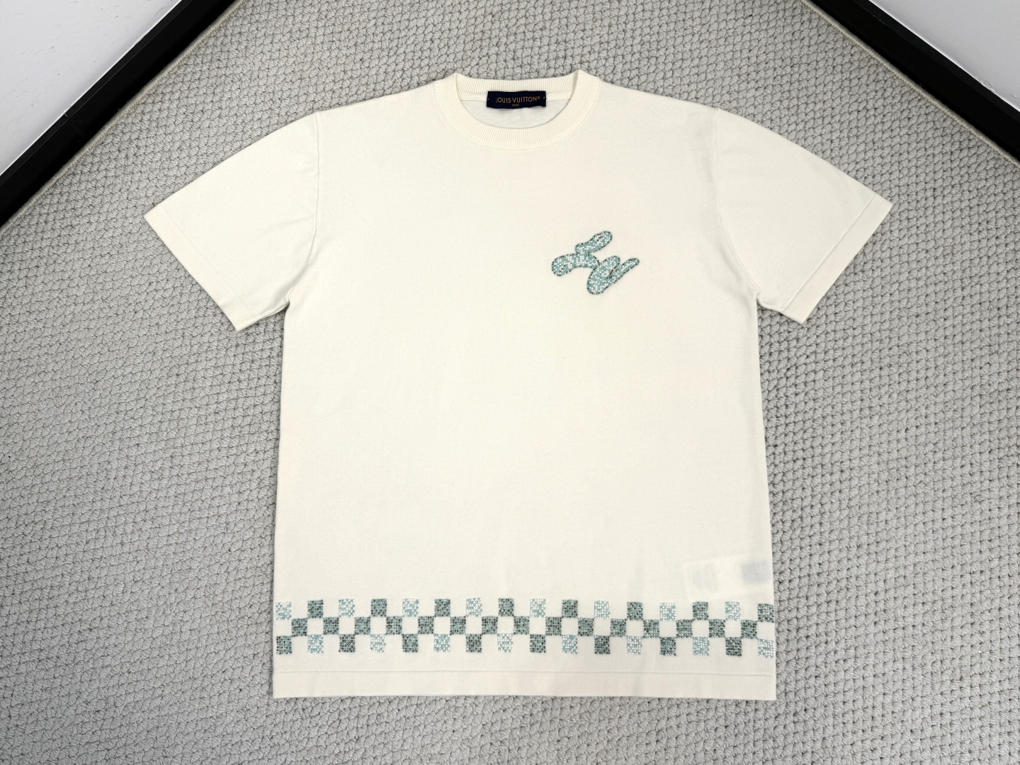 Louis Vuitton Jersey T-Shirt: Stylish and Comfortable Design 1 cmp i1750941224460 7191 0 0