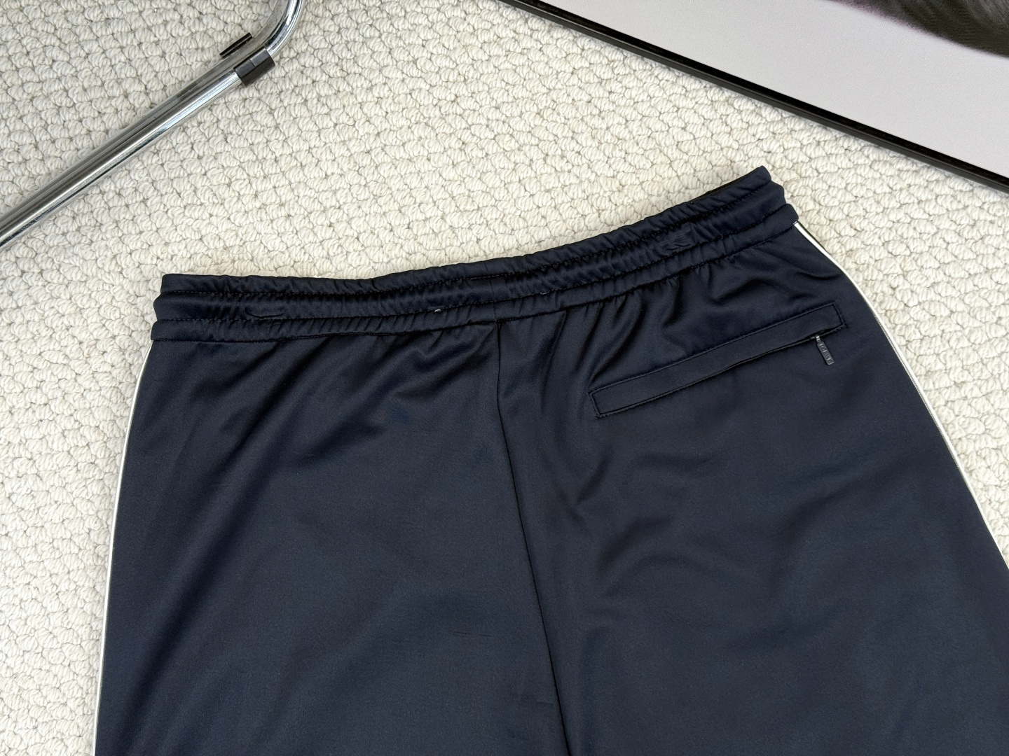 
罗意威
Loewe/产品简介
罗意 /  科技平纹针织运动裤

运动服短裤，采用科技平纹针织面料，带有