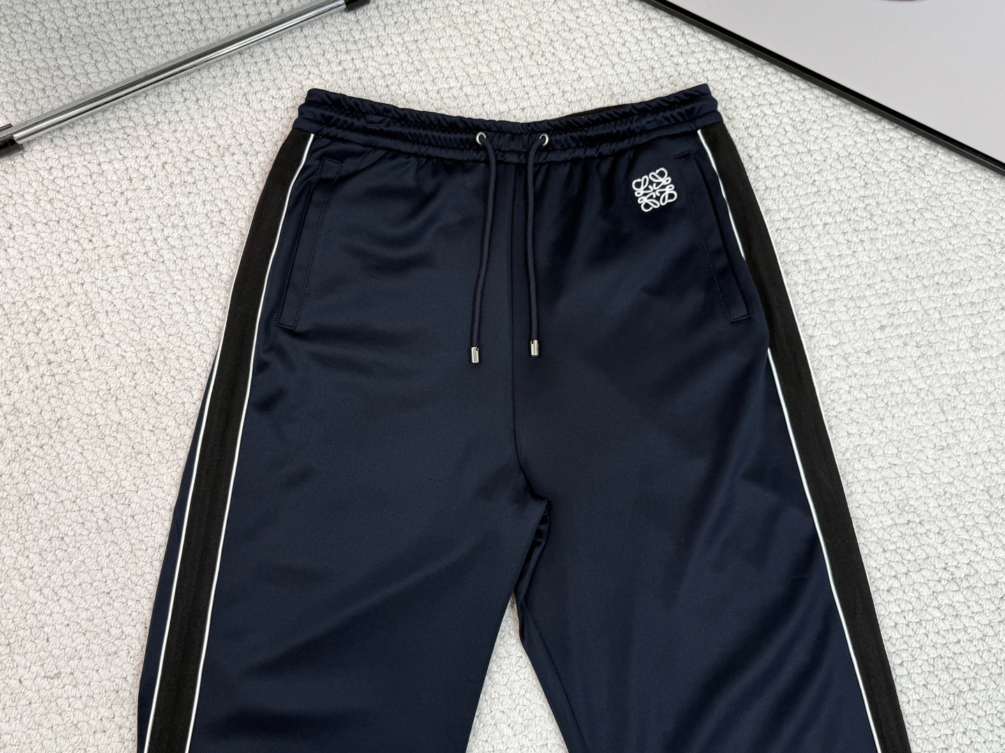 
罗意威
Loewe/产品简介
罗意 /  科技平纹针织运动裤

运动服短裤，采用科技平纹针织面料，带有