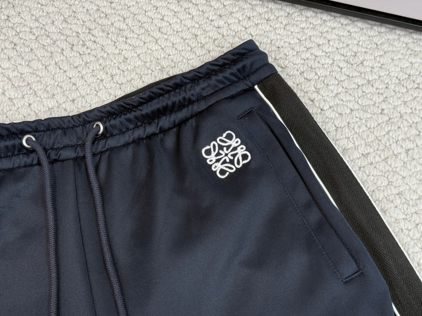 
罗意威
Loewe/产品简介
罗意 /  科技平纹针织运动裤

运动服短裤，采用科技平纹针织面料，带有