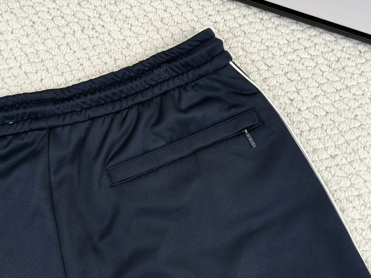 
罗意威
Loewe/产品简介
罗意 /  科技平纹针织运动裤

运动服短裤，采用科技平纹针织面料，带有