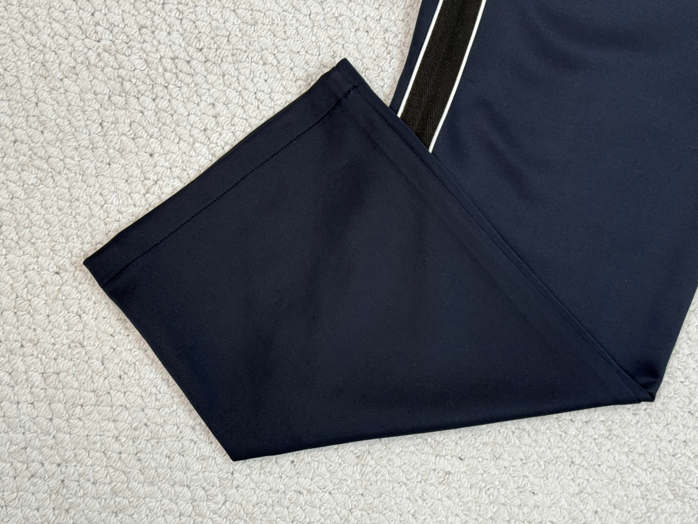 
罗意威
Loewe/产品简介
罗意 /  科技平纹针织运动裤

运动服短裤，采用科技平纹针织面料，带有