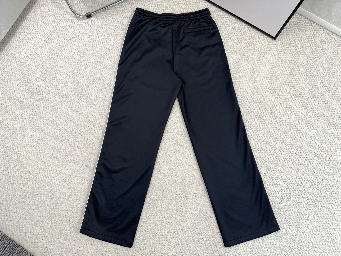 
罗意威
Loewe/产品简介
罗意 /  科技平纹针织运动裤

运动服短裤，采用科技平纹针织面料，带有