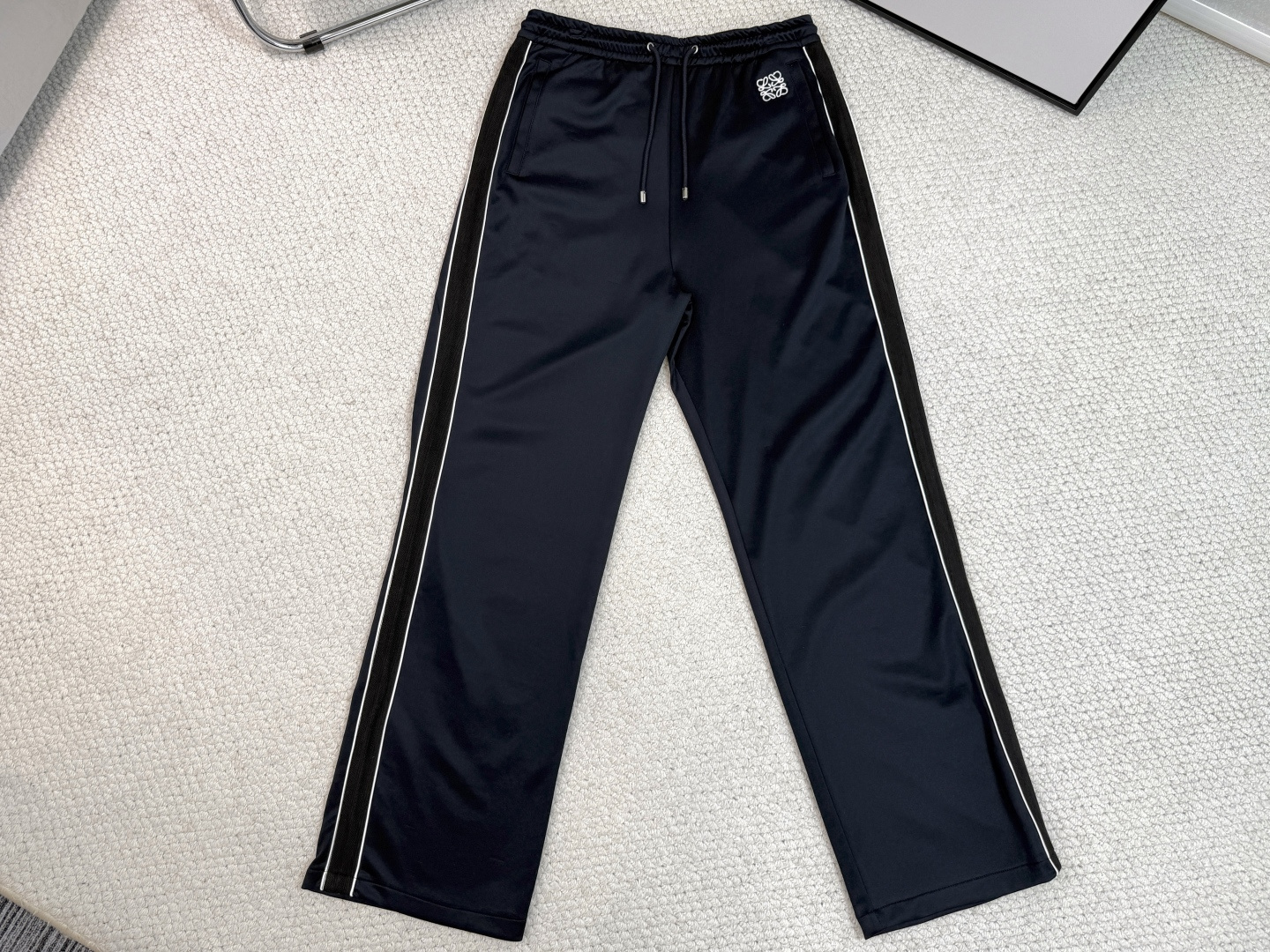 
罗意威
Loewe/产品简介
罗意 /  科技平纹针织运动裤

运动服短裤，采用科技平纹针织面料，带有