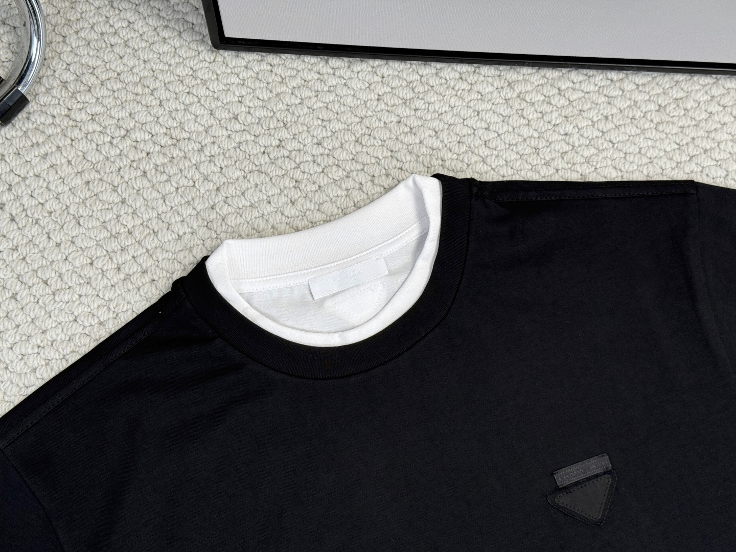 
Prada 普拉达/产品简介

普拉达 / 三角徽标棉质T恤
面料：24S双纱特种纺织紧密棉 / 18