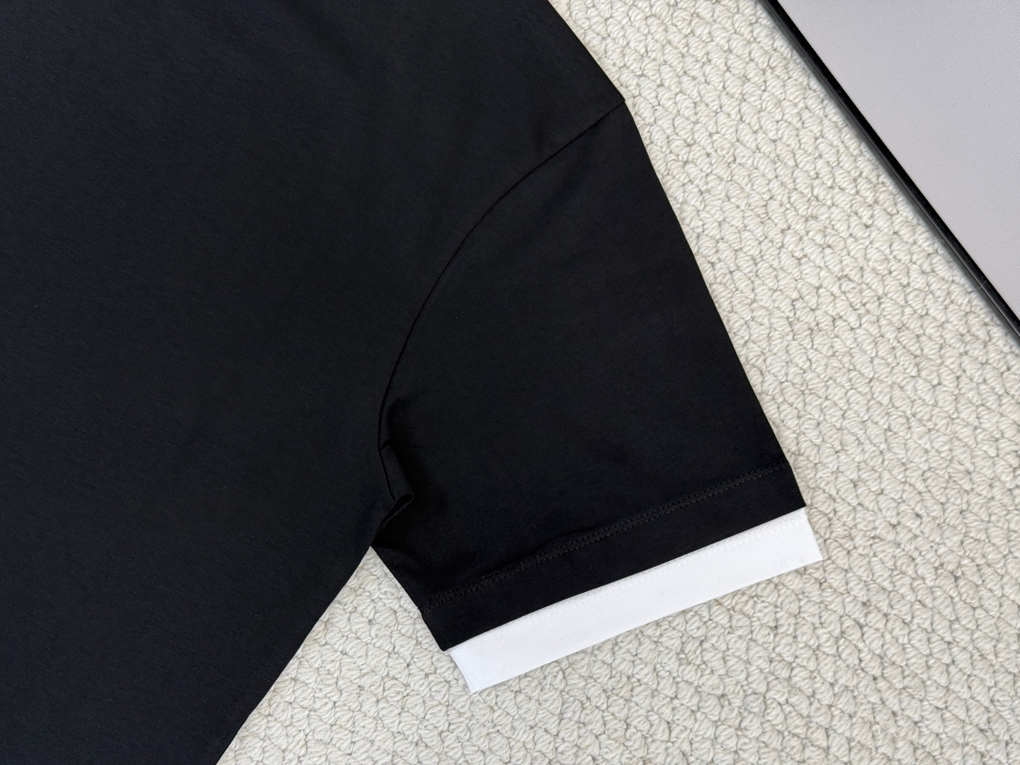 
Prada 普拉达/产品简介

普拉达 / 三角徽标棉质T恤
面料：24S双纱特种纺织紧密棉 / 18