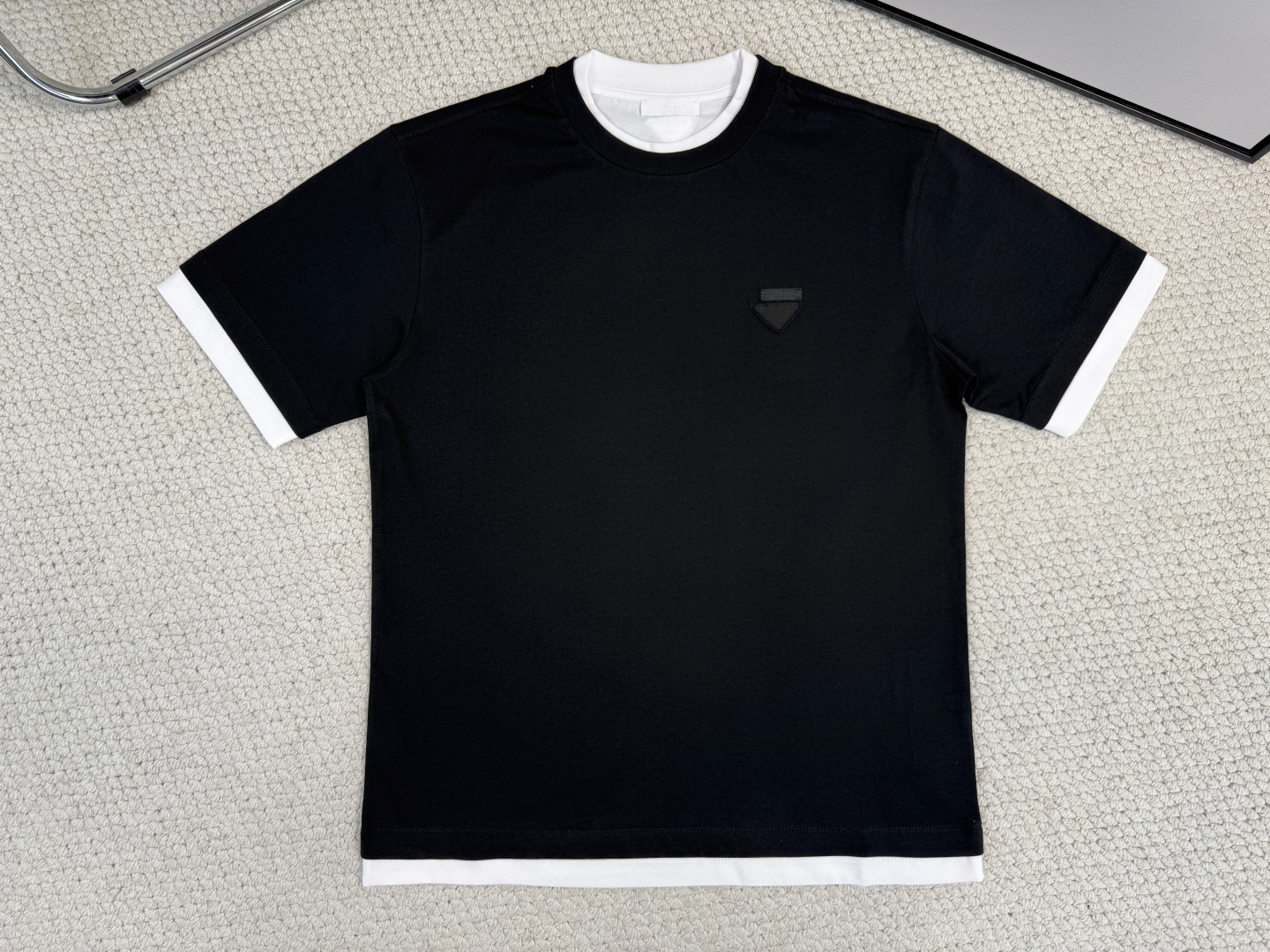 
Prada 普拉达/产品简介

普拉达 / 三角徽标棉质T恤
面料：24S双纱特种纺织紧密棉 / 18