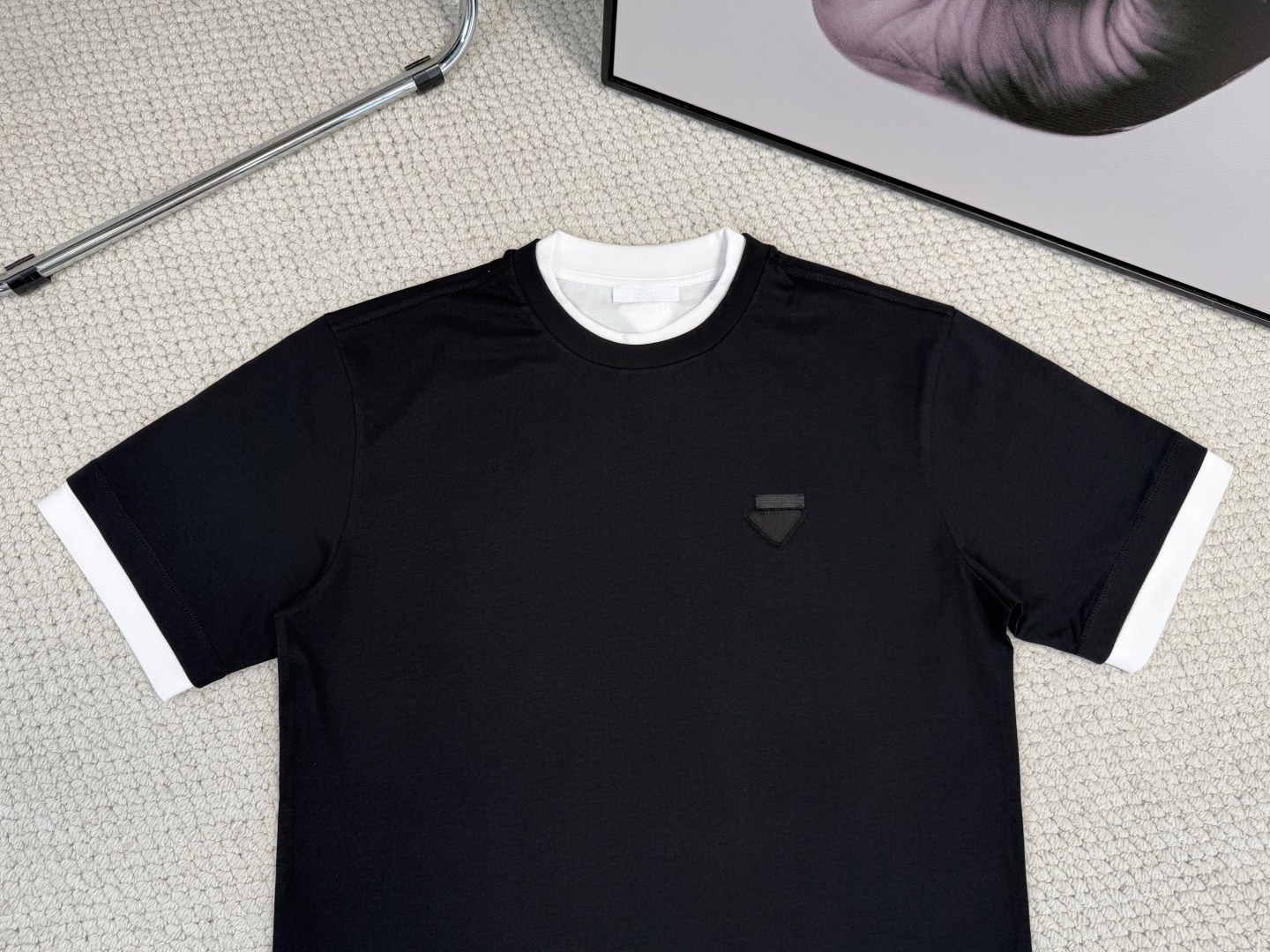 
Prada 普拉达/产品简介

普拉达 / 三角徽标棉质T恤
面料：24S双纱特种纺织紧密棉 / 18