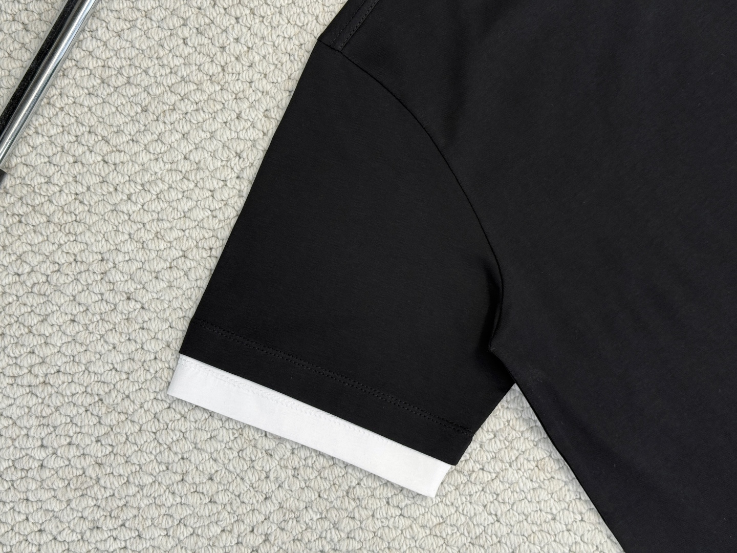 
Prada 普拉达/产品简介

普拉达 / 三角徽标棉质T恤
面料：24S双纱特种纺织紧密棉 / 18