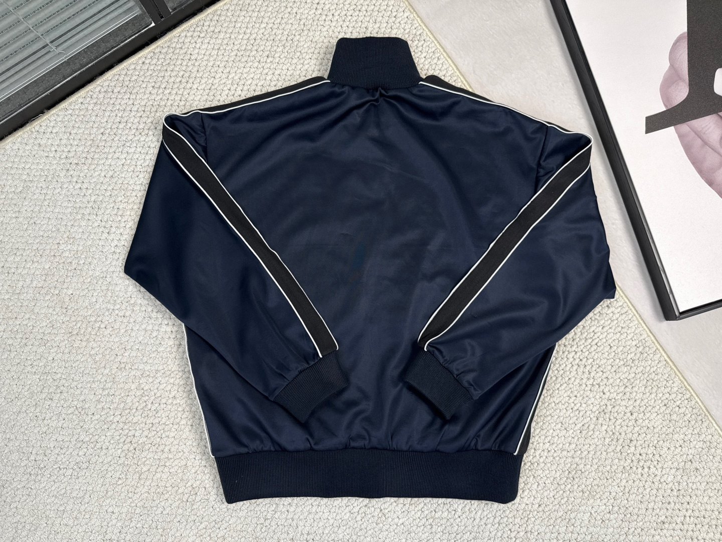 产品简介罗意威科技平纹运动服外套正面拉链运动服夹克，采用科技平纹针织面料，饰有对比色条纹，胸前饰有对比色