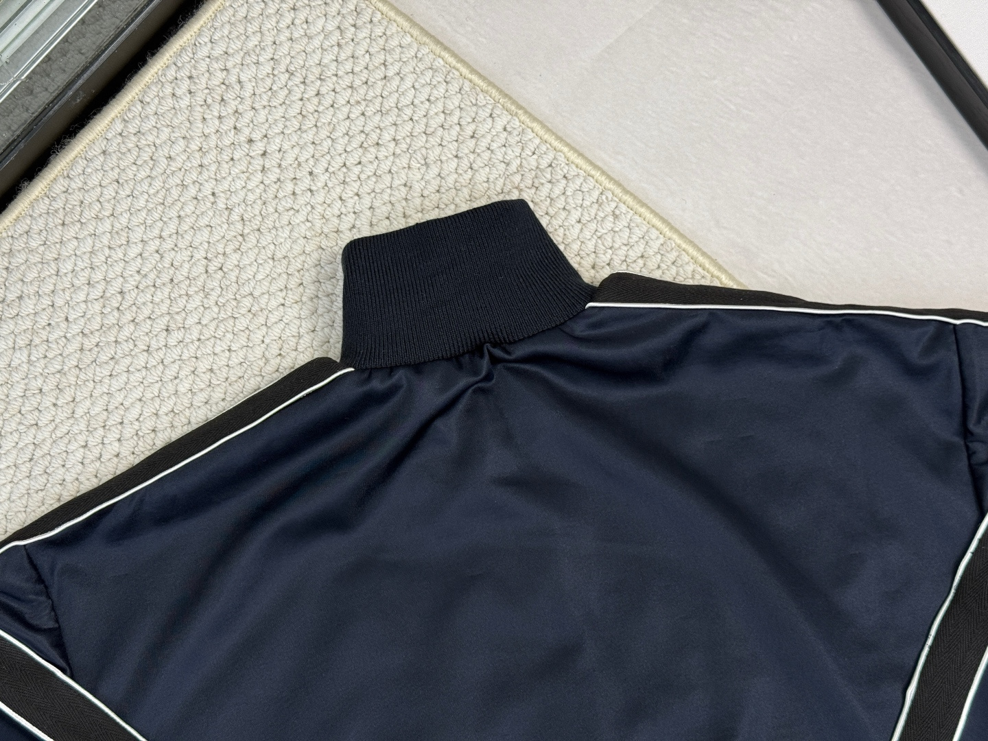 产品简介罗意威科技平纹运动服外套正面拉链运动服夹克，采用科技平纹针织面料，饰有对比色条纹，胸前饰有对比色