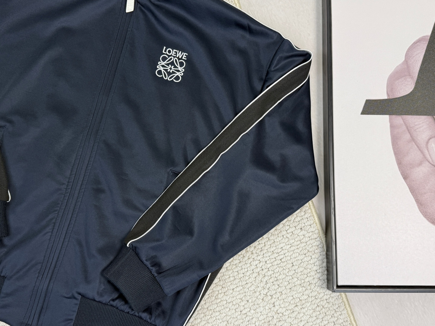 产品简介罗意威科技平纹运动服外套正面拉链运动服夹克，采用科技平纹针织面料，饰有对比色条纹，胸前饰有对比色