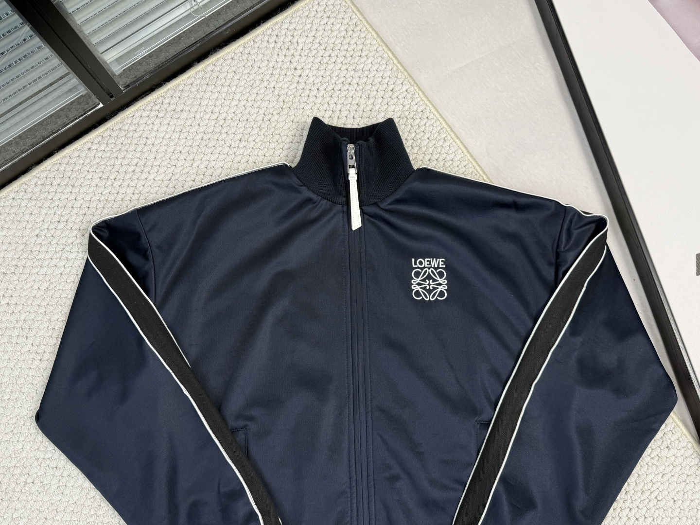 产品简介罗意威科技平纹运动服外套正面拉链运动服夹克，采用科技平纹针织面料，饰有对比色条纹，胸前饰有对比色