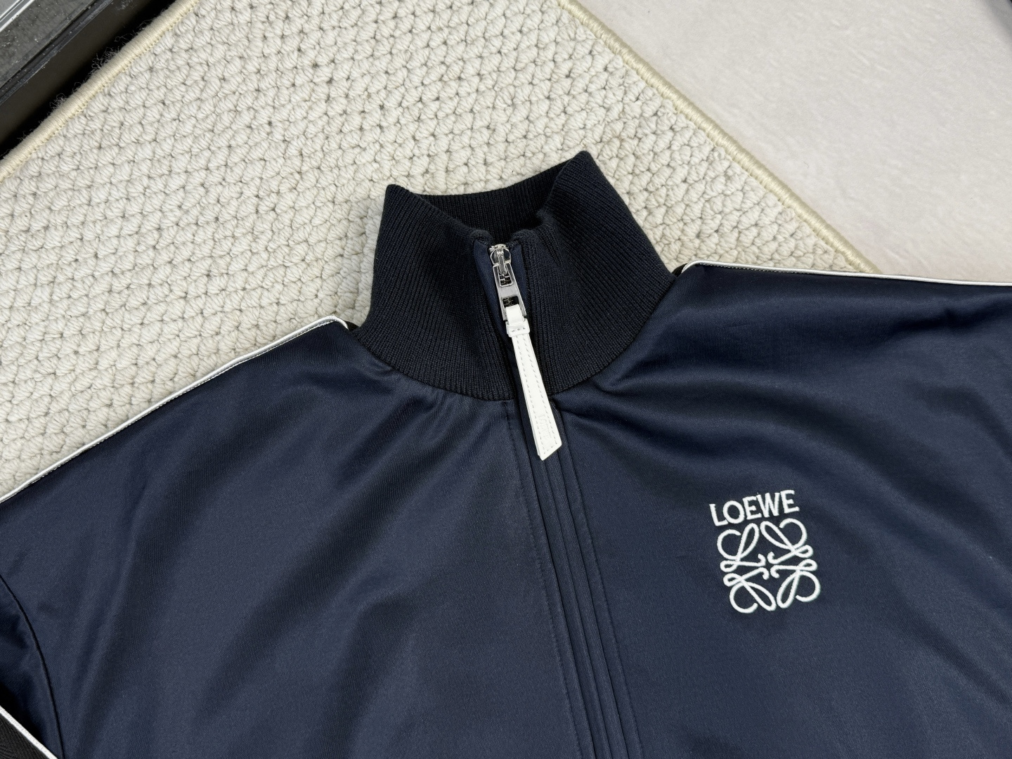 产品简介罗意威科技平纹运动服外套正面拉链运动服夹克，采用科技平纹针织面料，饰有对比色条纹，胸前饰有对比色