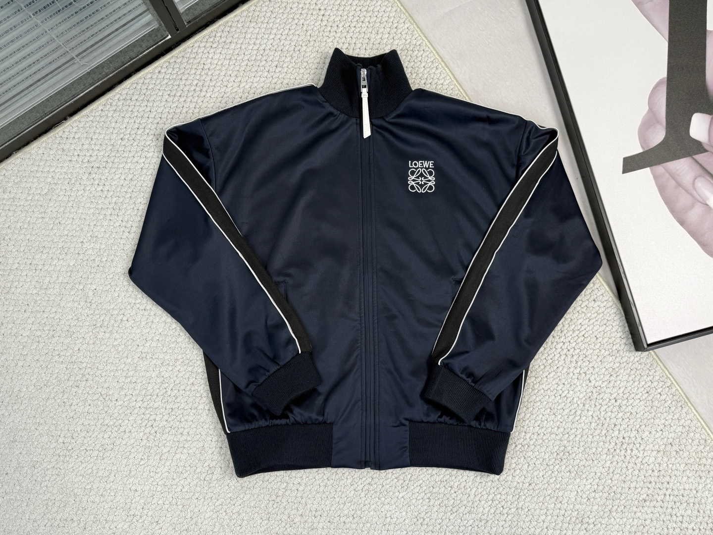 产品简介罗意威科技平纹运动服外套正面拉链运动服夹克，采用科技平纹针织面料，饰有对比色条纹，胸前饰有对比色