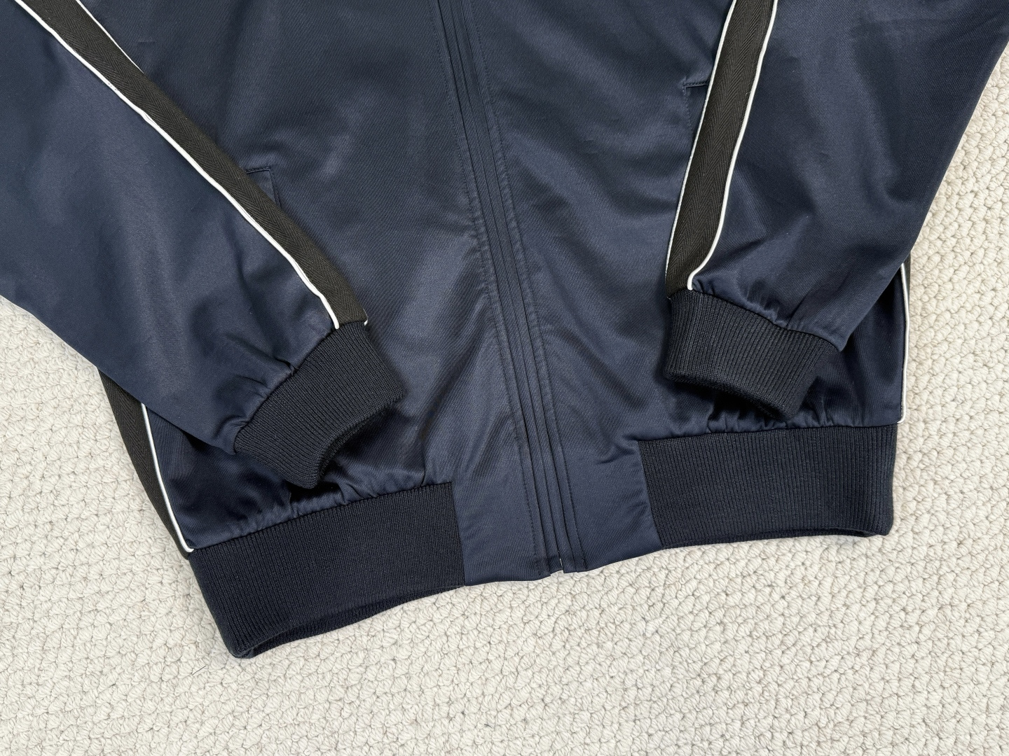 产品简介罗意威科技平纹运动服外套正面拉链运动服夹克，采用科技平纹针织面料，饰有对比色条纹，胸前饰有对比色