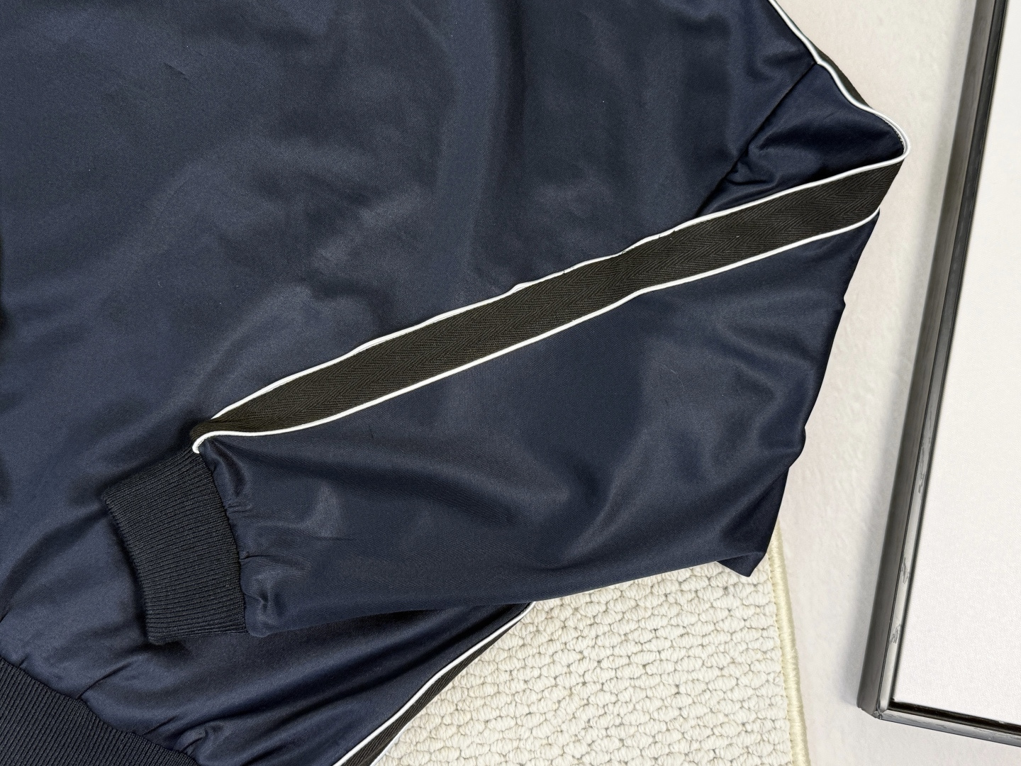 产品简介罗意威科技平纹运动服外套正面拉链运动服夹克，采用科技平纹针织面料，饰有对比色条纹，胸前饰有对比色